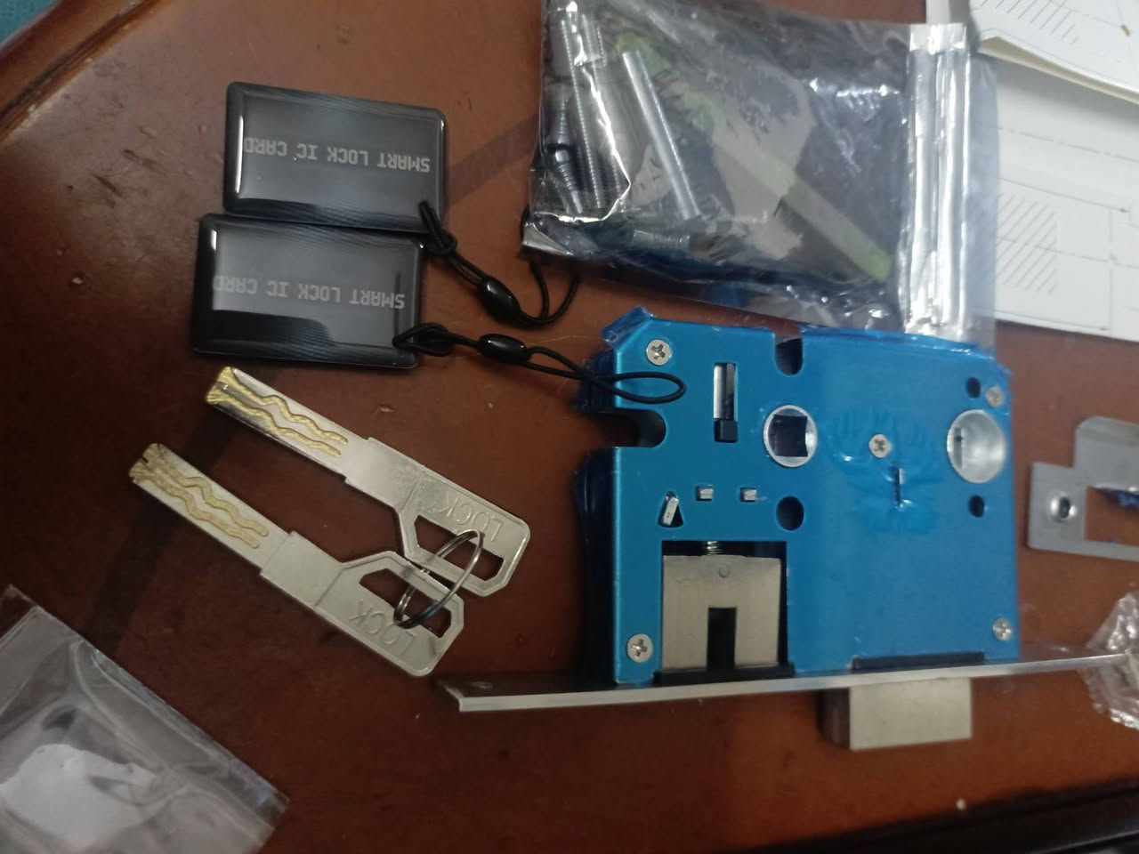كيلون سمارت 
يرهم على باب الخشب والحديد والقاصات 
يفتح ب6 طرق مختلفة بالبصمة والباسوورد والمفتاح وNFC والكارد والتطبيق .
متوفر يوجد توصيل


**إذا كنت صاحب هذا الإعلان وتريد حذفه لأي سبب، رجاءا أرسل رسالة إلى الدعم الفني**