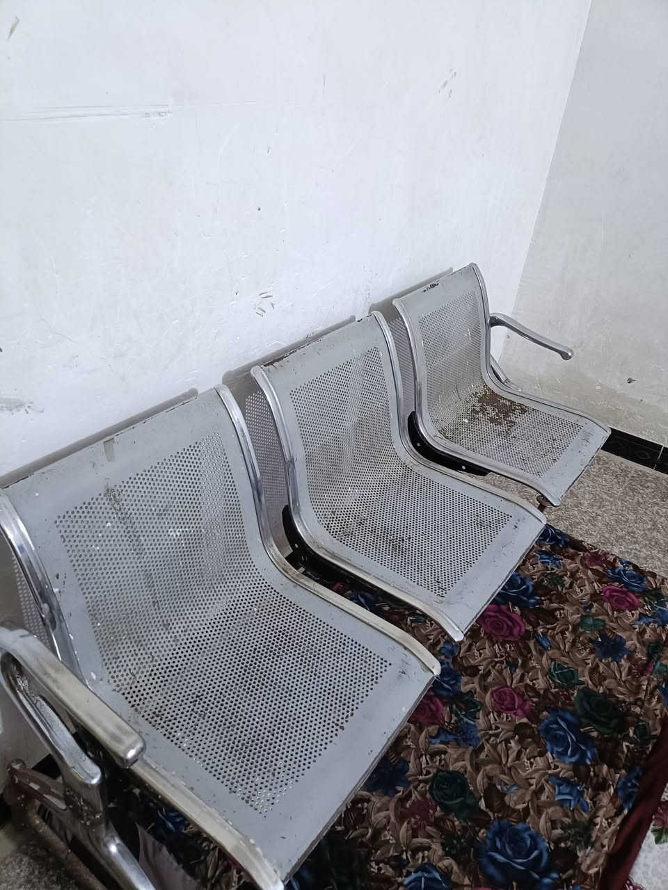 .
كراسي حديد كلشي مابيهن 
سعر مال مستعجل نهايته 30
مكان ناصريه مركز 
رقمي ***********

