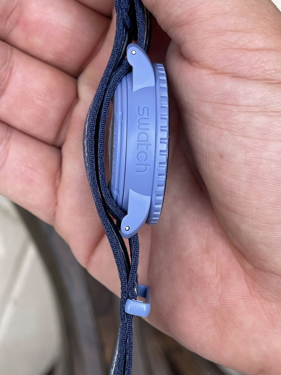 سلام عليكم 
ساعة ماركة سواتش صنع سويسري اصل تصميم تتميز بلون ازرق مدرج 
من محيط الأطلسي 
مكينة وتماتيك حطياطي طاقة 90 
ساعة  كشف 
طوق دوار سيراميك 
عرض منذف تاريخ 
مقاومة الماء 90 متر 
سير كتان من اجود نواع قماش 
بلادي مختم سواتش 
ساعة لم تستخدم 
رتيل ساعة في مواقع 300 يورو 💶 
عنواني بغداد الدورة يوجد توصيل 🚚 بغداد ولكل 
العراق 🇮🇶 
***********
تفاصيل اكثر خاص او وتساب
