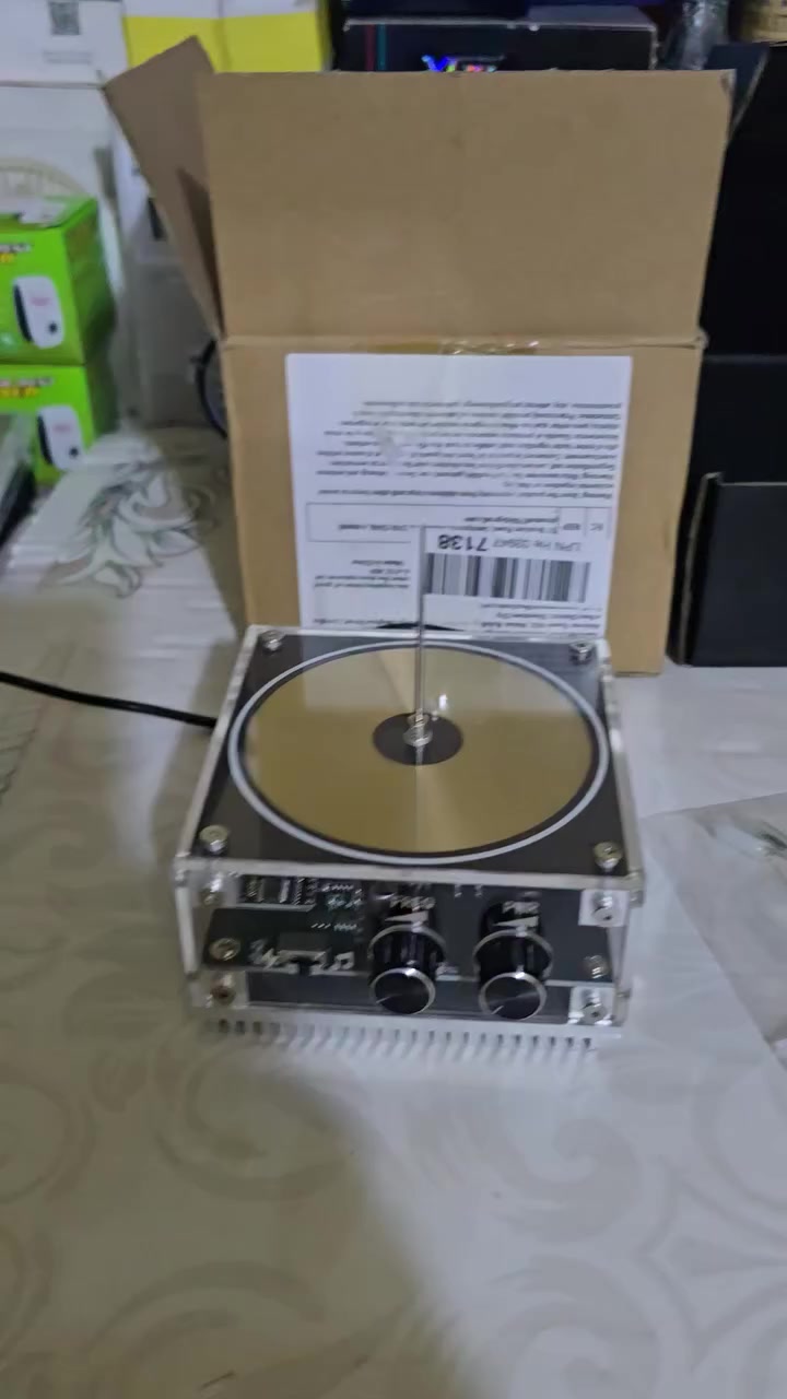 سلام عليكم ورحمة وبركاتة 
اسعد الله ايامكم وتقبل صيامكم اعادة الله علينا وعليكم بل الخير 

هذا المنتج هو مكبر صوت موسيقي يعمل بملف تسلا (Tesla Coil Bluetooth Speaker)، وهو جهاز تعليمي وتجريبي ينتج قوسًا بلازميًا يولد الصوت.
الوظيفة: يولد الجهاز قوسًا كهربائيًا مرئيًا (صاعقة صغيرة) ويقوم بتعديل تردده لإنتاج الصوت عند توصيله عبر البلوتوث. 
المميزات: يمكنه إضاءة المصابيح الغازية (مثل مصابيح النيون) لاسلكيًا عند تقريبها منه، ويدعم الاتصال اللاسلكي لتشغيل الموسيقى. 
الأمان: القوس الكهربائي آمن للمس في وضع التردد المنخفض، ولكنه قد يولد حرارة. 
المواصفات التقنية: يتميز بلوحة دارة مطبوعة (PCB) عالية الجودة، ويمكنه إنتاج قوس يصل طوله إلى 10 سم.


**إذا كنت صاحب هذا الإعلان وتريد حذفه لأي سبب، رجاءا أرسل رسالة إلى الدعم الفني**