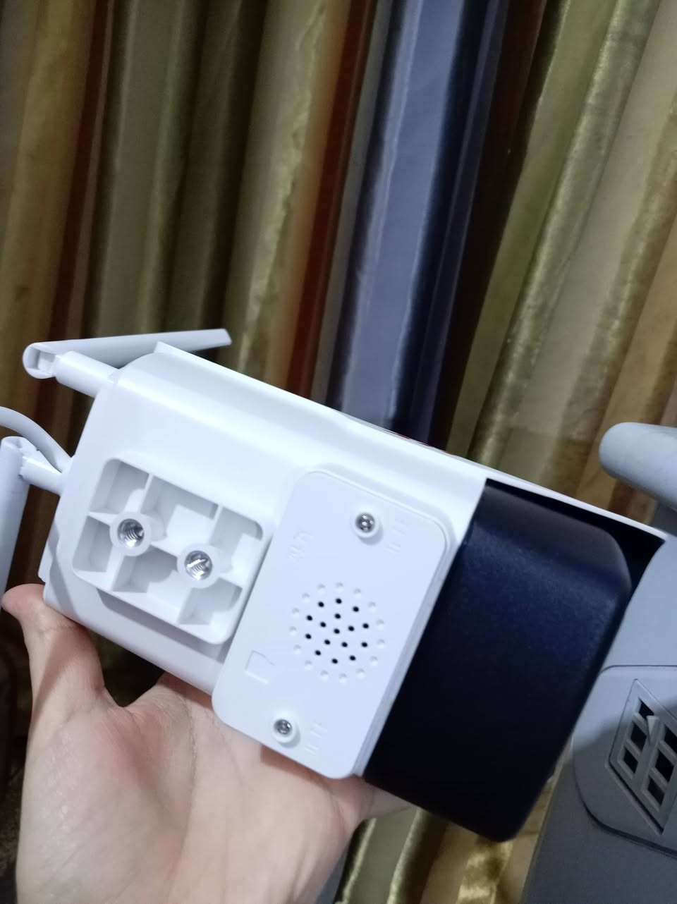 هذه كاميرا مراقبة خارجية من نوع (XM) وتتميز بالتالي:
دقة التصوير: توفر دقة عالية تصل إلى 1080P FHD أو حتى 5 ميجابكسل في بعض الإصدارات. 
الرؤية الليلية: مزودة بتقنية رؤية ليلية بالأشعة تحت الحمراء للعمل في الظلام. 
الاتصال: تدعم الاتصال اللاسلكي عبر الواي فاي، كما تعمل مع تطبيقات المراقبة السحابية مثل XMEye. 
المميزات الذكية: تحتوي على ميزات مثل كشف الحركة والتنبيهات الذكية، وتدعم الصوت ثنائي الاتجاه.


**إذا كنت صاحب هذا الإعلان وتريد حذفه لأي سبب، رجاءا أرسل رسالة إلى الدعم الفني**