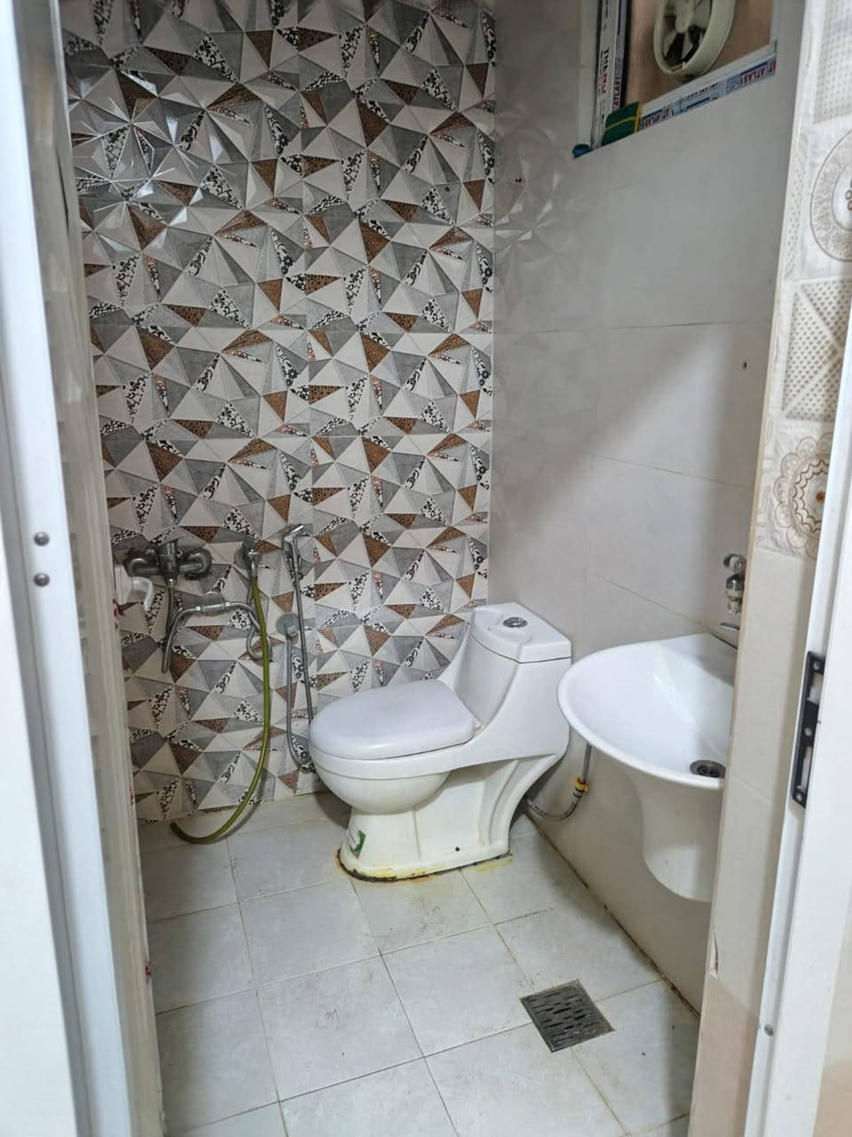 للايجار مشتملات حديثه مساحة ٧٠م عدد ٢ البنوك حي سومر شارع المدارس بيه ٣نوم واستقبال وخدمات طابقين الإيجار ٧٠٠ للاستفسار ***********
