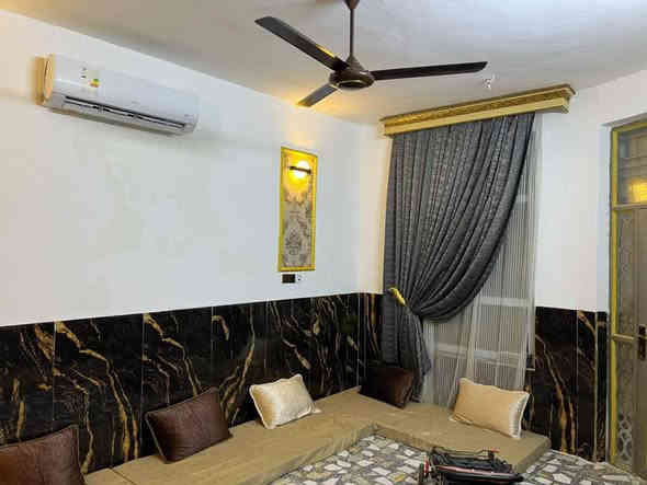 السلام عليكم
بيت 100م طابقين بناء جديد مطل على محرم
وجهه 5.75م ونزال 17ونص شارع 15م م ونافذ على 15
موقع مميز أمام الخدمات والمدارس المربع الذهبي 
يحتوي على استقبال وحولي مطبخ وغرفتين نوم مع 3صحيات بيت جديد ونظيف رقم العقار (1157)
العنوان حي الصديق ابي غريب قرب مجمع بدور السكني
مكتب ابو الخير للعقار 
*********** 
***********
***********
