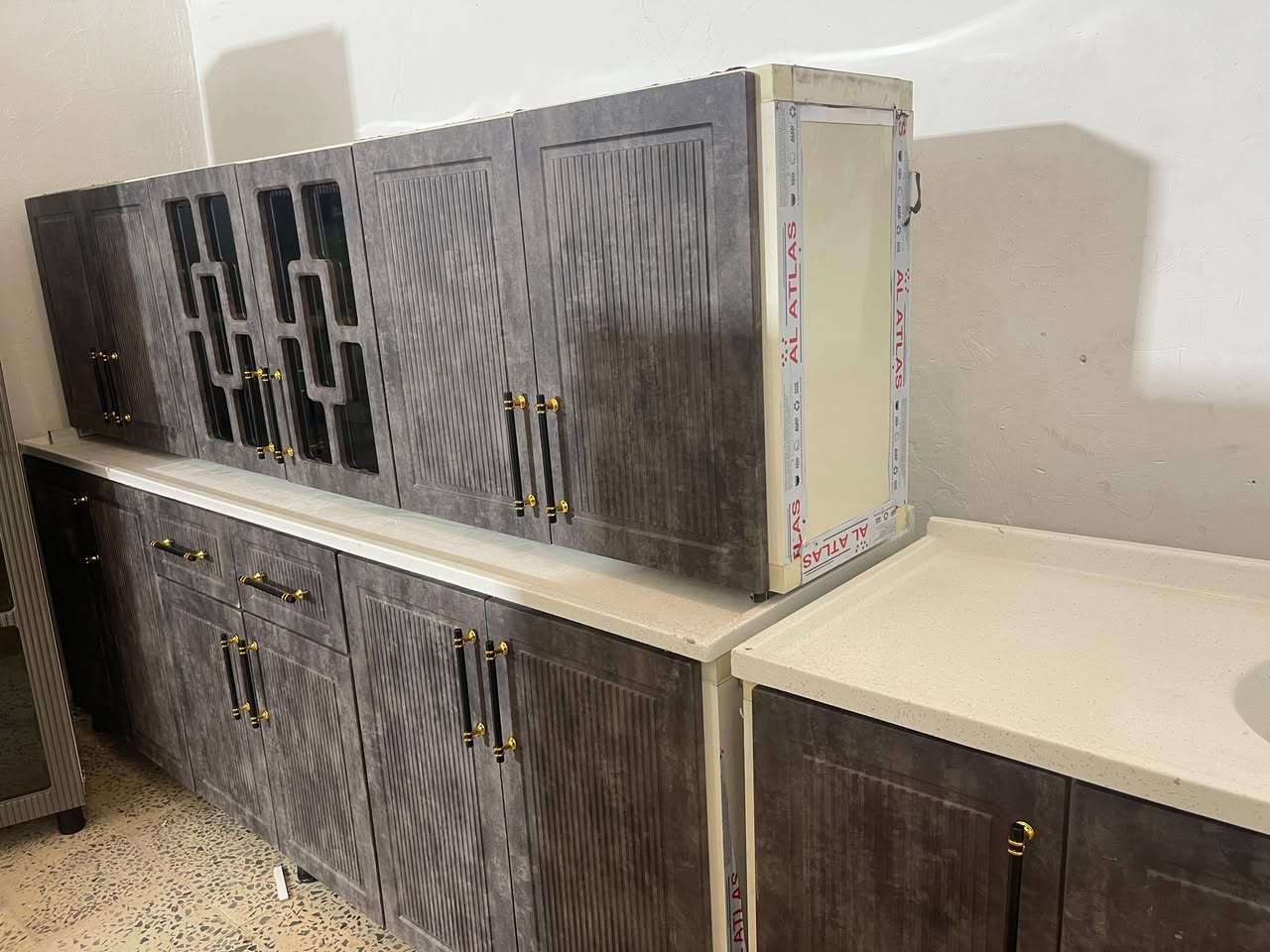 كاونتر المنيوم 
هيكل المنيوم والأبواب اج دي اف قياس مترين ونص مع سنك متر ونص كله مرمر السعر ٩٥٠ مكان السيدية اتصال *********** بي واتساب
