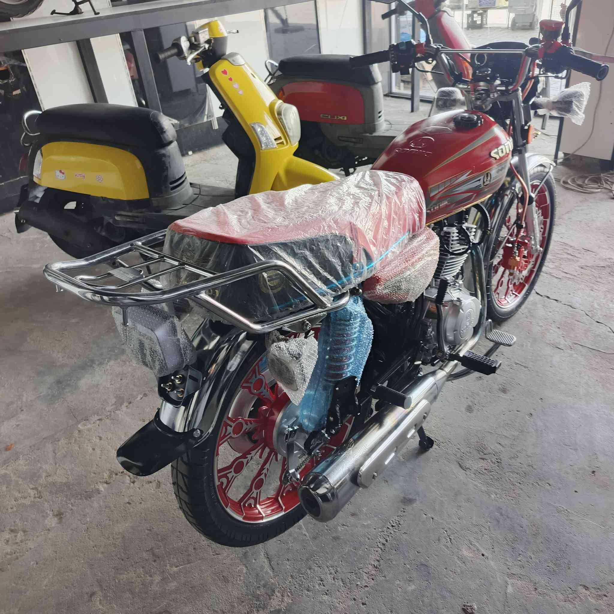 سولنك 2025 شاصي عشرين ماشيه ٥٠٠٠ جديده بجيسة بعدة 
وكيله العارضي انه ماخذة مليون والله وصارلة يومين بس ابيع ٩٧٥ متوازي علا بيعته محتاج فلوس رقمي ***********
