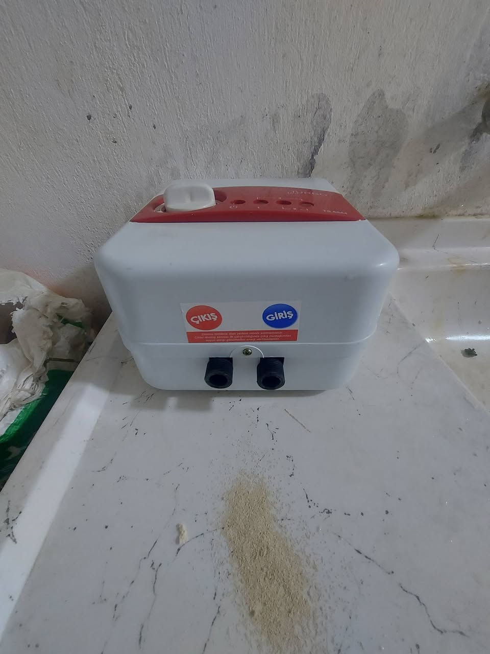 سلام عليكم 
للبيع سخان ( كيسر ) فوري تركي 🇹🇷 المنشأ 
جديد بعدة ما مستخدم جميع ملحقاتة وياه سعر ٦٠ألف
***********
***********
