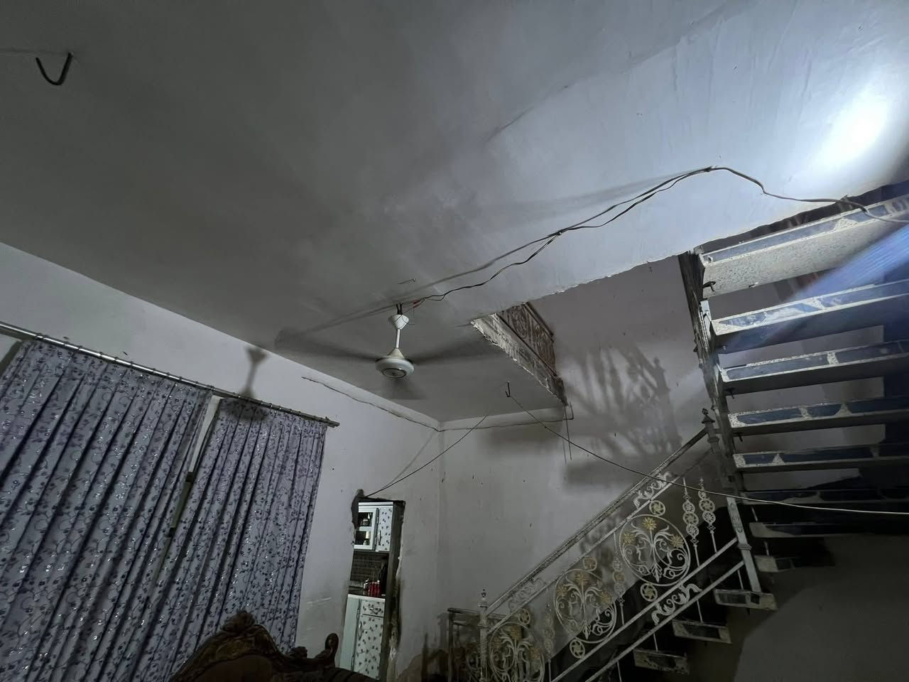 السلام عليكم دار طابو صرف للبيع موقع مميز قرب محطه الغاز المساحه 322م دار قديم صالح للسكن مع مشتمل ضمن الدار سعر المتر مليون وربع مع المجال للتواصل خاص او الاتصال ***********
