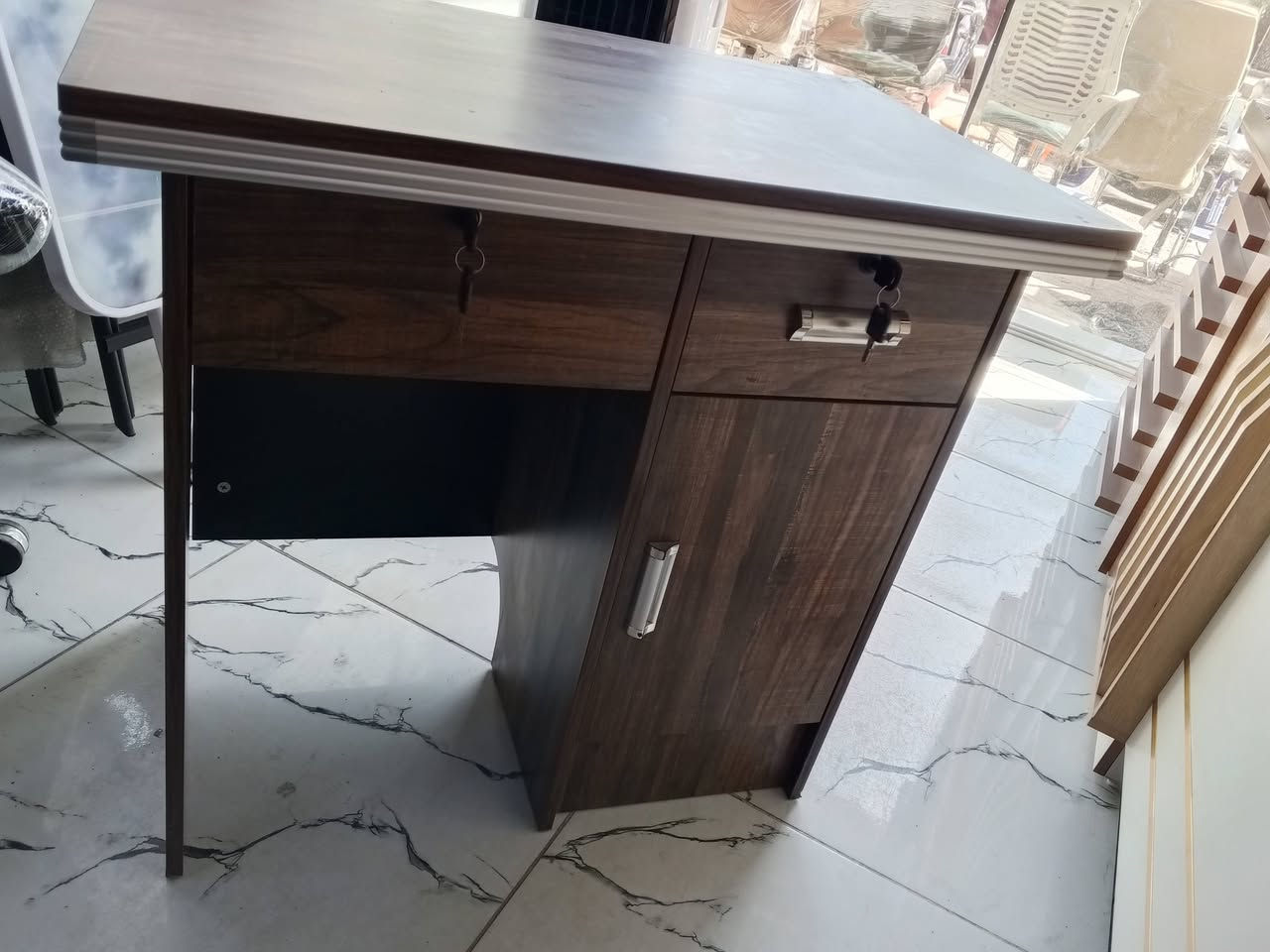 ميز مكتب وكرسي عنوان بغداد مدينه الصدر واتساب ***********
