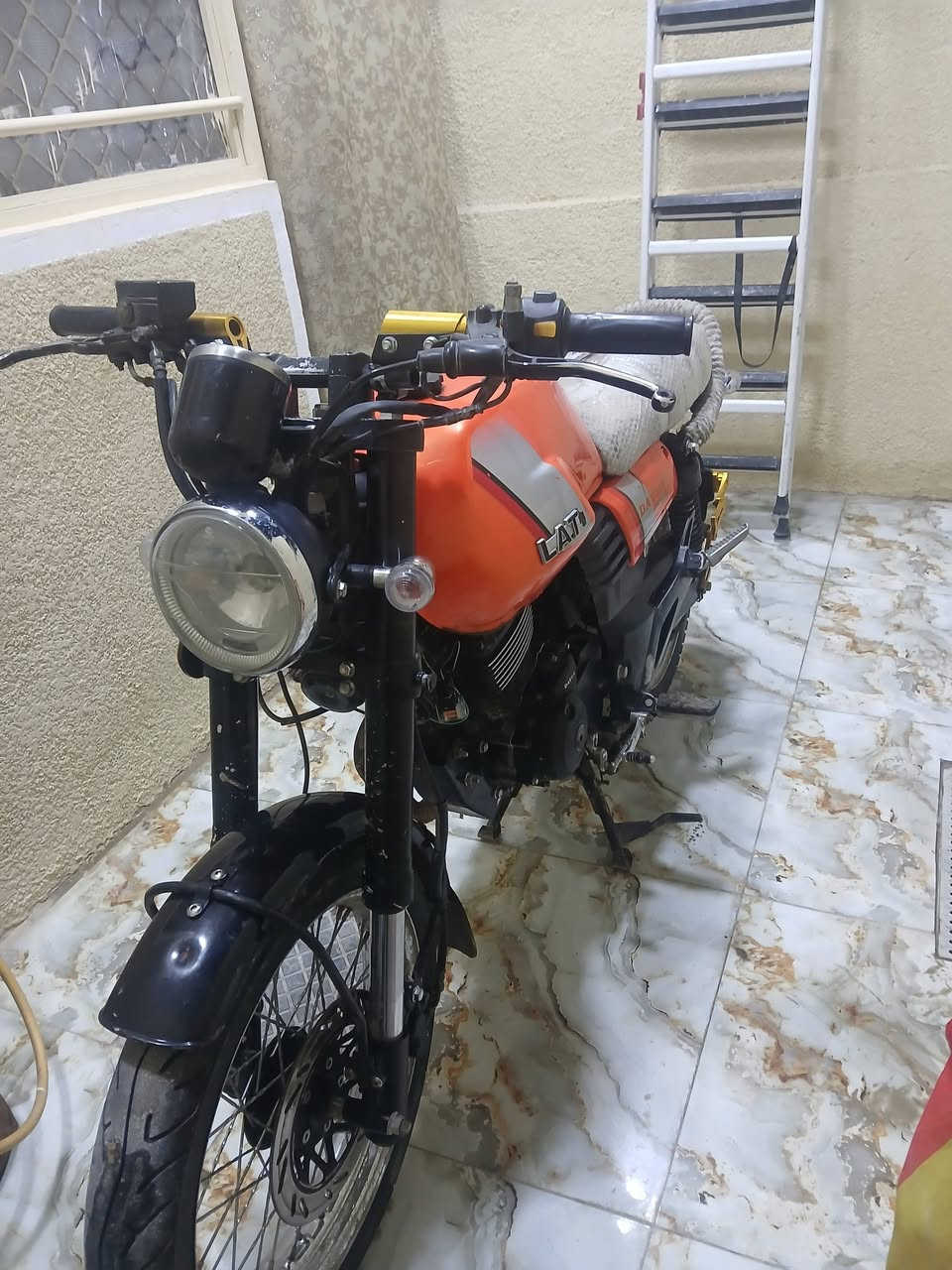 سلام عليكم دراجة لايتي للبيع موديل ٢١ طالعة ب ٢٢ أوراق اصولي شرط الترقيم مكينة ممفتوحة كهربائيات كله شغالة مكاني كربلاء  للاستفسار اتصل على الرقم التالي  *********** واتساب.                 ***********
