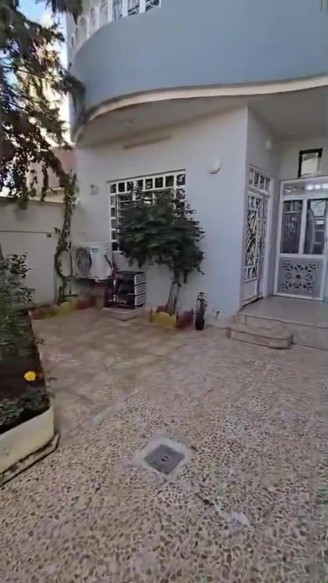دار سكني معروض للبيع
دار سكني للبيع. 140متر/واجهه 8/. 4غرف نوم /استقبال/هول /مطبخ/صحيات/برج نت 
الموقع حاوي الكنيسه الشارع الرئيسي قرب جامع التقوى اتجاه شروق
بيه اجراء وكارت بلديه
مكتب وطن*********** السعر على الخاص
