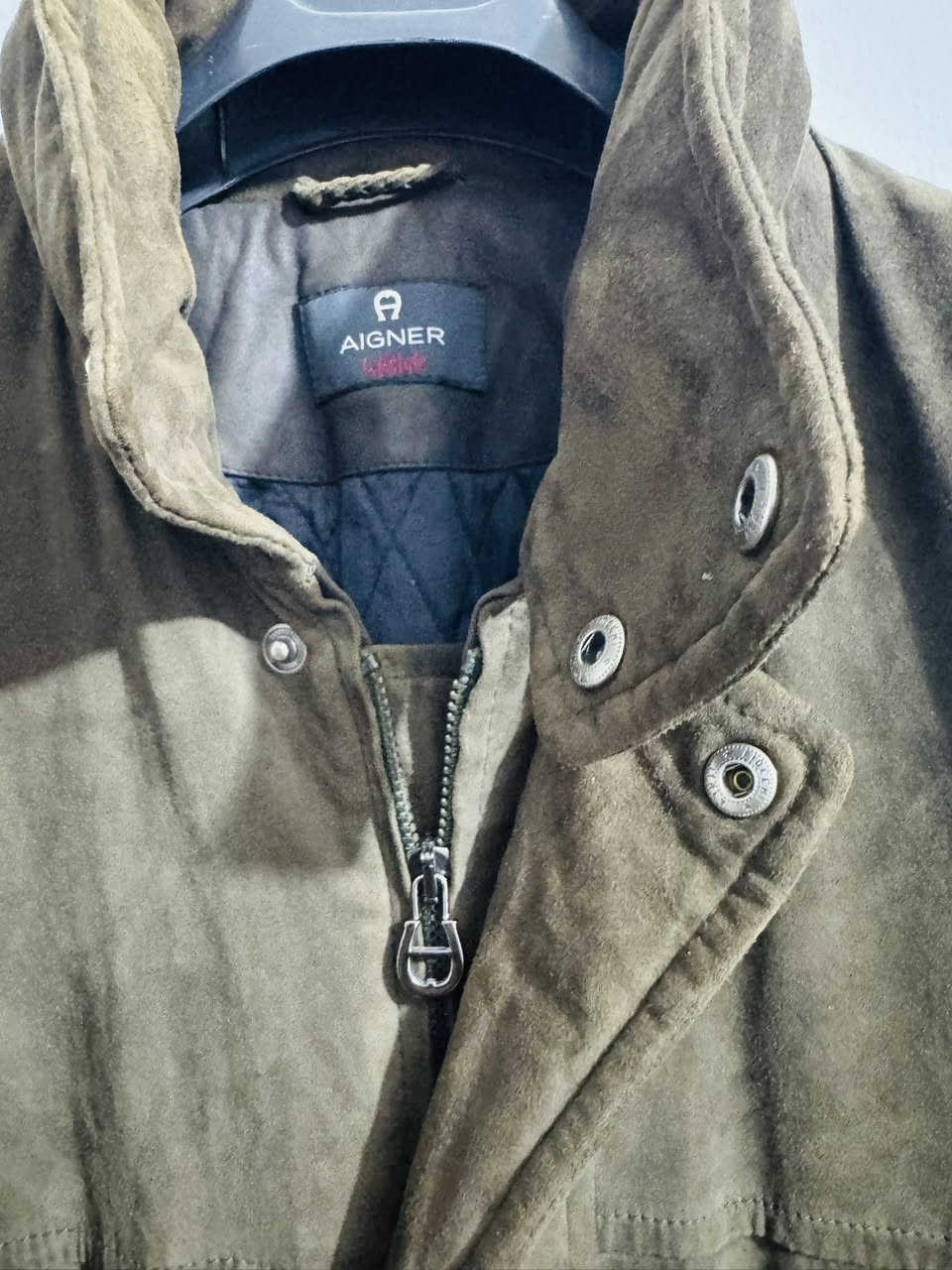 قمصله جلد طبيعي شامو من ماركت انكر العالميا نضافه 95 نضام القمصله تلبس من وزن 120 اله وزن 140 وتفاصيل القمصله بل صور الاستفسار خاص او التصال ***********
