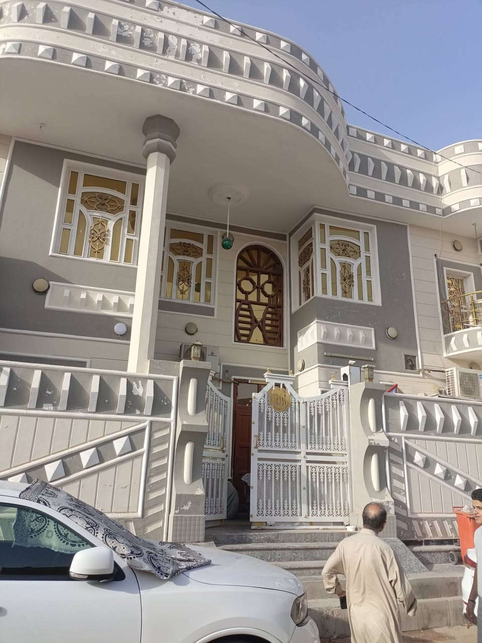 يوجد لدينا دار سكن للبيع ١٢٥م طابقين بناء حديث مسلح الصالحيه قرب سيد جابر يحتوي على ٤غرف نوم وصالتين ومطبخ وديوانيه وطارمه للاستفسار الاتصال على الرقم ***********
