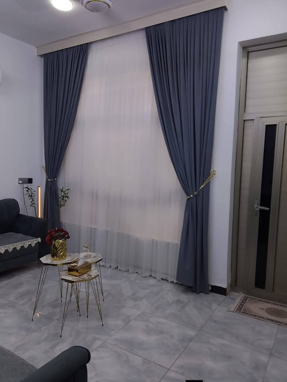 سلام عليكم
بيت للبيع 50 متر / 3 طوابق 

البعيثة - العدل الاول - قرب جامع كامل عبود

 غرف عدد 3 مع مخزن سندويج بنل بل صطح/ صيحات عدد 2 / مطبخ حار و بارد

بناء حديث 

التواصل ***********

***********
