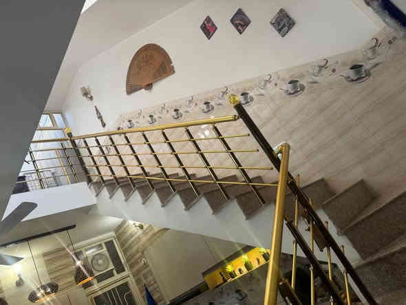 بيت 100 متر مربع ملك عقاري صرف
النزال 25 الواجهة 4
يتكون من
الطابق الاول يحتوي على كراج سيارة وصالة ومطبخ وترك وحمام وغرفة نوم
الطابق الثاني يحتوي على بلكونة وغرفتين نوم وحمام 
الطابق الثالث سطحين وبيتونه

ملاحظات عن مواد البناء 
المطبخ سيراميك اسبناني 
الحمام في الطابق الارضي يحتوي على قاطع زجاجي يفصله عن المرافق الغربي + الحائط سيراميك 
الحمام في الطابق الاول يحتوي مرافق غربي مع تاسيس كامل للغسالة + الحائط سيرامك 

الاستقبال مغلف بورق جدران ذات مظهر جميل 
الغرفة الاخيرة في الطابق الارضي مغلف ب شي بودر ذات مظهر جميل 

سنة البناء 2017

موقعة متميز جداً في شارع عرضة 40 متر وعرض الرصيف الواحد 5 امتار ويحتوي الشارع على جزرة وسطية لركن السيارات
المكان بغداد حي الشعب شارع ماركت الساعدي
قرب مدرسة عمر المختار
*********** محمد السراي 
مكتب ابراهيم السراجي للعقار
