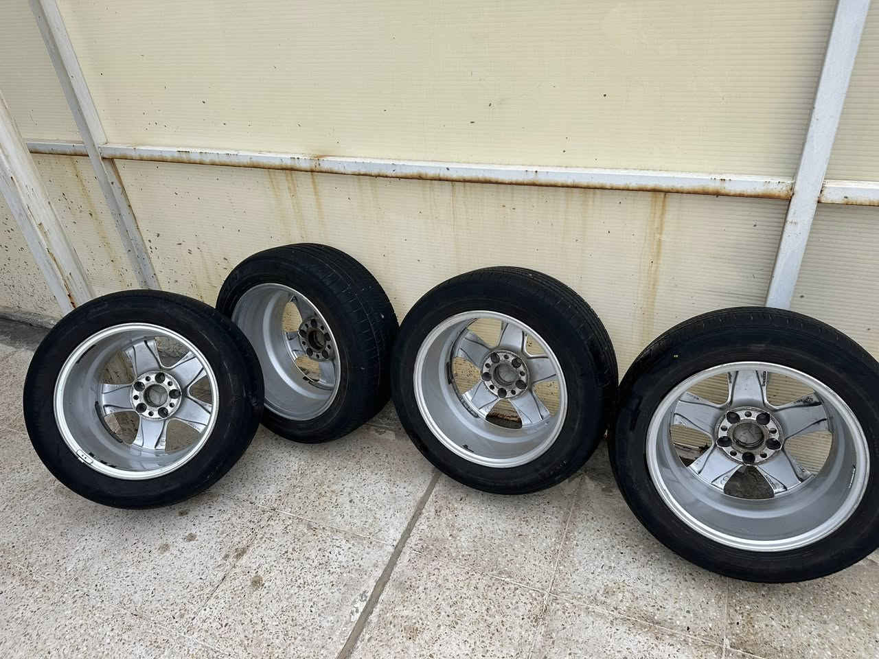 السلام عليكم تخم تاير ويل كب اصلي مارسدس 
ومكتوب نوعة وحجمة 16 جدد حيل بدون عواج
وتايرات جدد حيل عنواني بغداد الغزالية 

‭0788 290 0337‬
