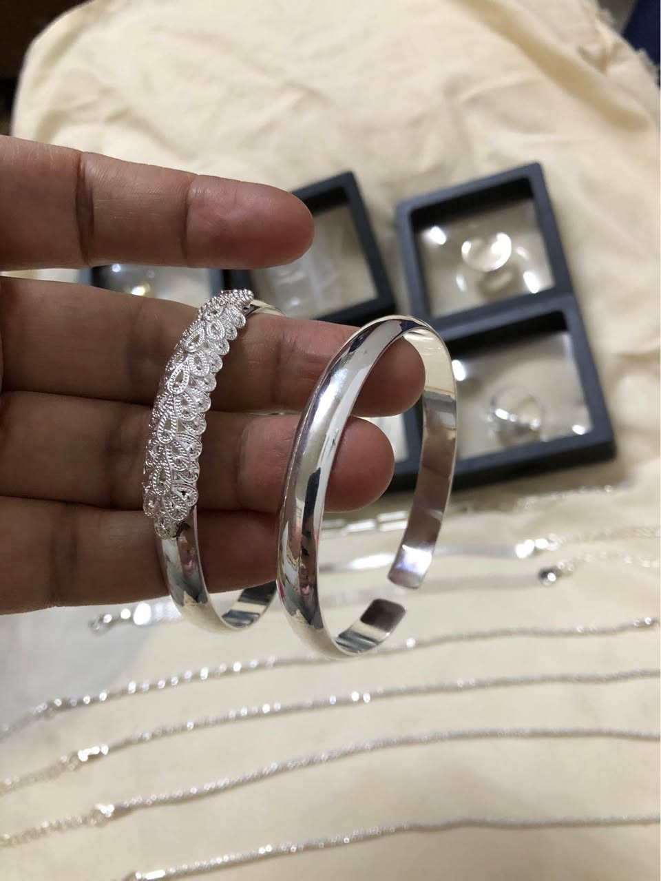 فضة مختومة ٩٢٥ 
١٠ اساور سعر الواحد ٥ الف
 ٢ خواتم سعر الواحد ٥ الف
 ٣ اقراط فضة ذهبي سعر الواحد ٨ الف
٢ اساور ثقيلة سعرهم ١٥ الف
قلادة ثقيلة ٢٠ الف
اربيل روشنبيري
ويوجد توصيل اربيل ٣ الف محافظات ٥ أربيل, العراق


**إذا كنت صاحب هذا الإعلان وتريد حذفه لأي سبب، رجاءا أرسل رسالة إلى الدعم الفني**