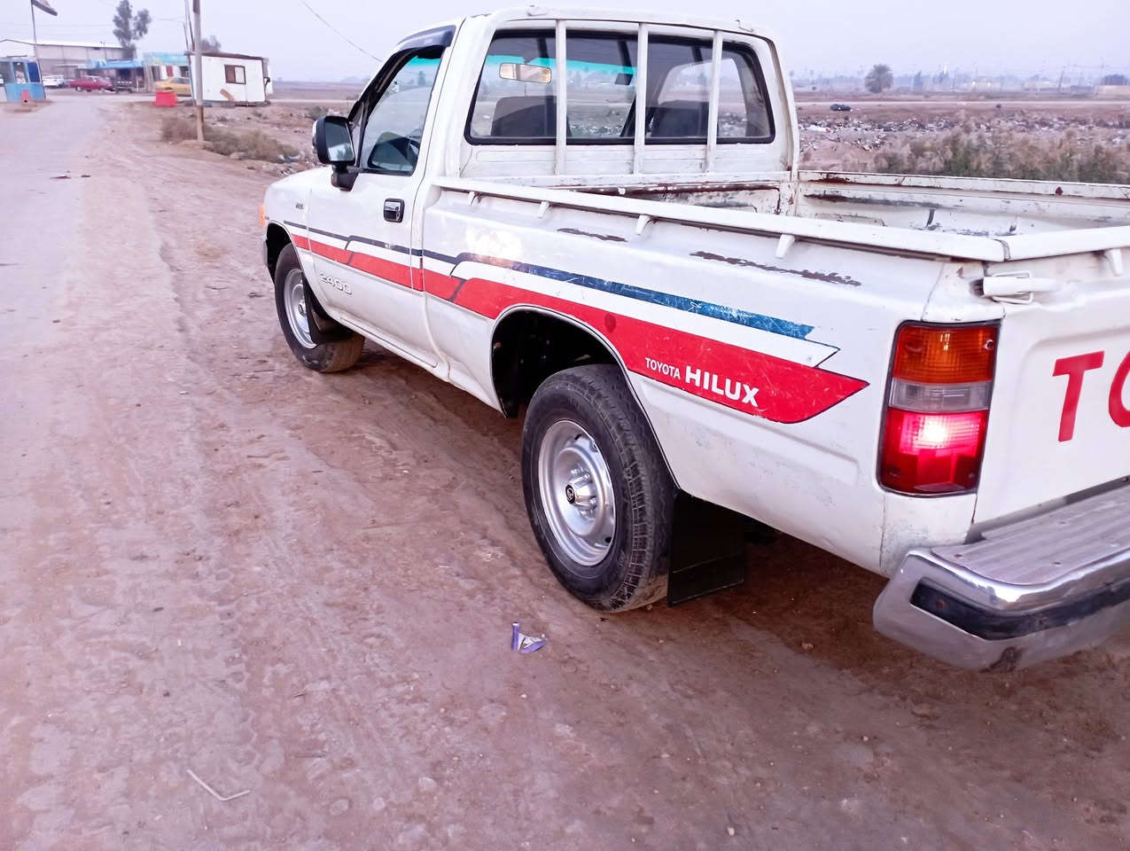 السلام عليكم للبيع بيكم موديل 1990 سنويه الغايت 2030 رقم واسط  سياره مكفوله كفاله علم كير شاصي  محرك حداديه تخم تاير جديد كهربايات كله شغاله المكان الديوانية السعر 60 وبيه مجال بصيط تصال على رقم ***********
