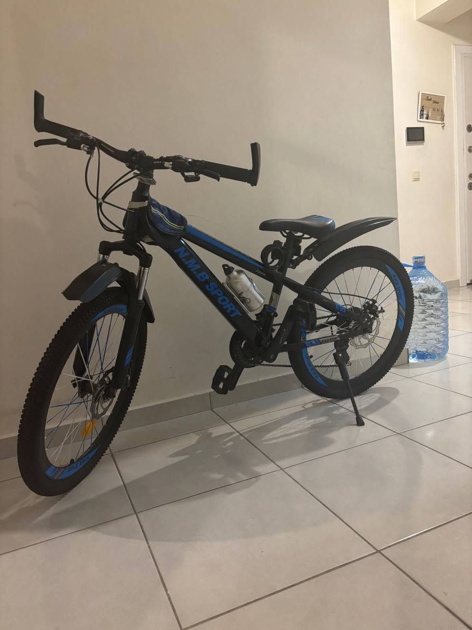 🚲 بايك رياضي للبيع – نظيف استعمال خفيف جداً

بايك نوع N.M.B SPORT بحالة ممتازة، استعمال شخصي وخفيف، ما محتاج أي تصليح وجاهز للمشي فوراً 👌

المواصفات:
✔️ إطار قوي وخفيف
✔️ مساعدات أمامية (امتصاص صدمات)
✔️ سرعات متعددة (تبديل ناعم)
✔️ فرامل ديسك أمام وخلف
✔️ تايرات عريضة وثابتة بالطريق
✔️ جناحات أمام وخلف ضد المي
✔️ حامل قنينة مي
✔️ شنطة صغيرة قدّام للموبايل أو الأغراض
✔️ كشاف خلفي للسلامة

✨ الحالة:
نظيف جداً، استعمال قليل، محفوظ داخل البيت
✨ مناسب لـ:
المشاوير اليومية – رياضة – طلعات

📍 السعر: 130 دولار 
📞 للتواصل: ***********
