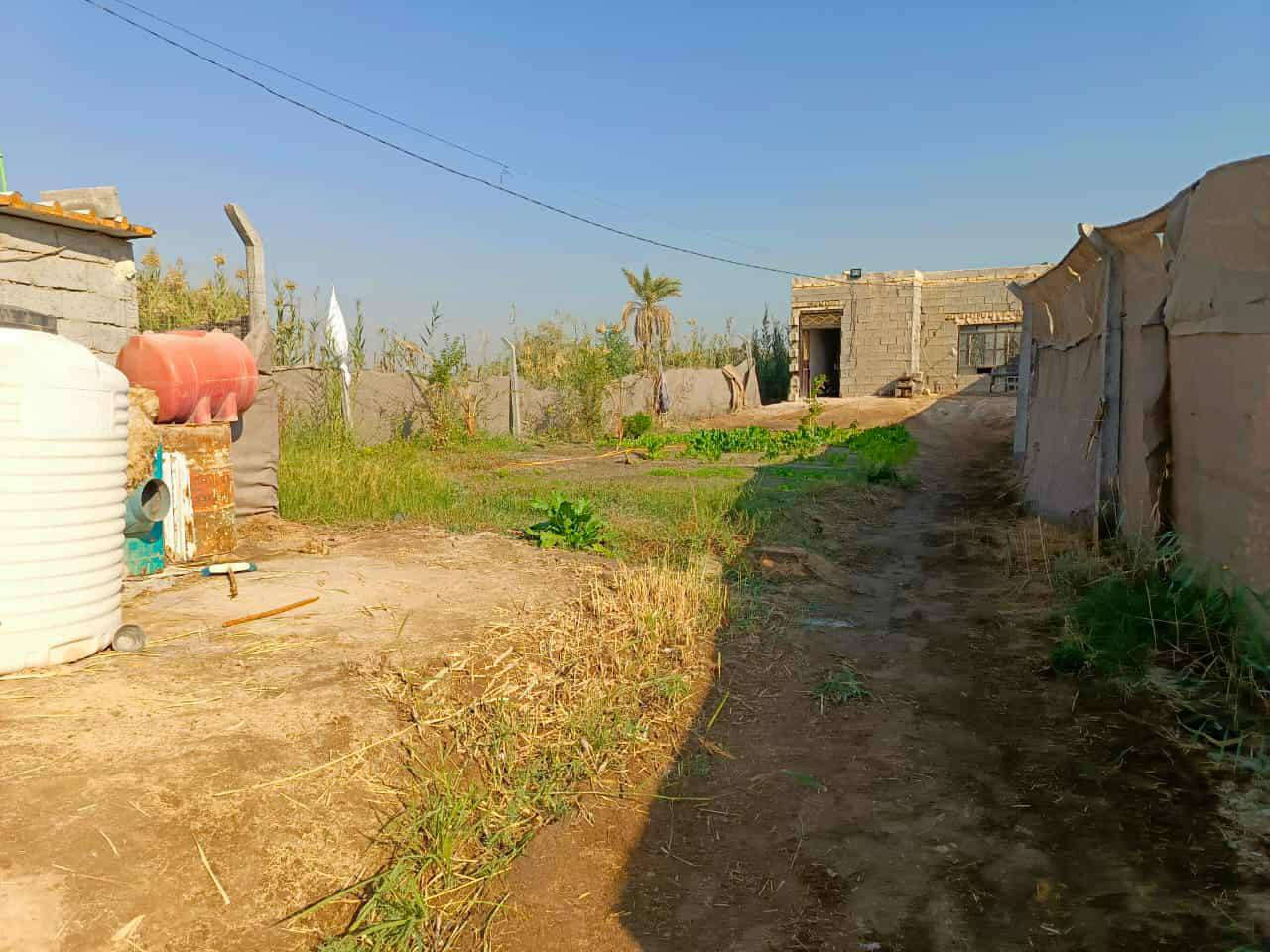 كاع للبيع مساحته 500متر بيها بيتين /البيت الاول بي غرفتين ومطبخ وصاله وصحيات وحديقه اماميه وحديقه خلفيه البيت الثاني بي غرفه ومطبخ وصحيات /واجهت الكاع ١٧متر /طابو زراعي /موقعها الحيره عل طريق الصنين/سعر 35وقابل للتفاوض/رقم الهاتف***********
