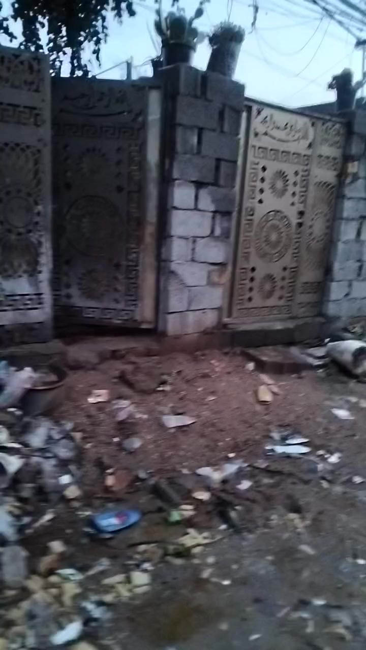 السلام عليكم بيتين المساحه 250 متر البيت الواحد مساحته 125 زراعي سند 25 العنوان شارع ابو احمد ثاني فرع عل يمين السعر 80 وقابل للتفاوض للاستفسار واتساب ***********
