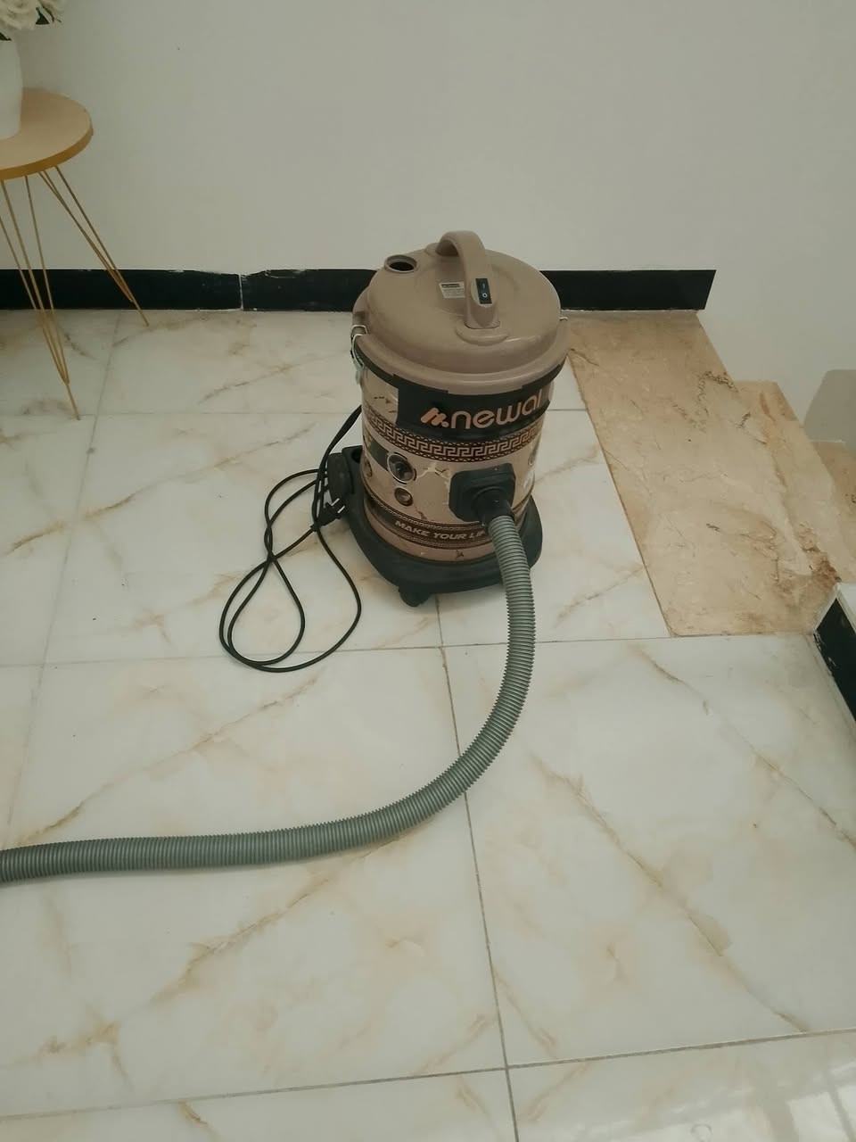 سلام عليكم
مكنسه كهربائيه شغاله جديده 
موكيت عدد 2 جدد الموكيتات نفس الشكل 
القياس 2 في 3 والثانيه قياسها 2 ونص في 3 ونص 
الرقم *********** متواجد واتساب
