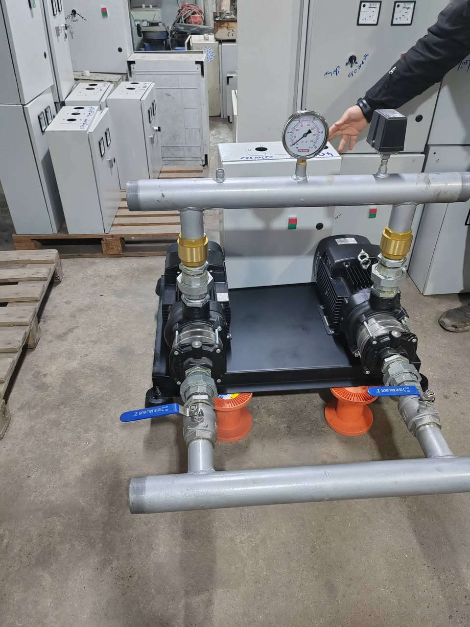 يتوفر لدينا افضل المضخات ومن ماركات كراندفوس وفرانكلين وساير وعمل سيت مضخات ثنائيه ثلاثيه ومع لوحات متغير السرعه بمواصفات عالميه
وشركه بروسك الموزع الرسمي. العراق أربيل فلكه باز هاتف ***********
***********
