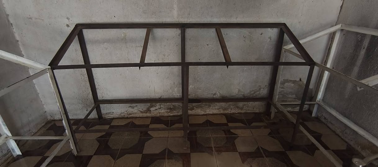 السلام عليكم اخواني 
عندي ميوزة محل خضراوات للبيع 
القياسات 
ميزين كبار قياس الطول ٣,٥م الارتفاع ١م العرض ٥٠ سم 
ميز الفاكهة الطول ٢,٧٠ م الارتفاع ١,٥ م مدرج 
ميز قياس الطول ٢ م الارتفاع ١م العرض ٥٠ سم 
وميزين صغار 
الاسعار علخاص او الاتصال بالرقم ***********
