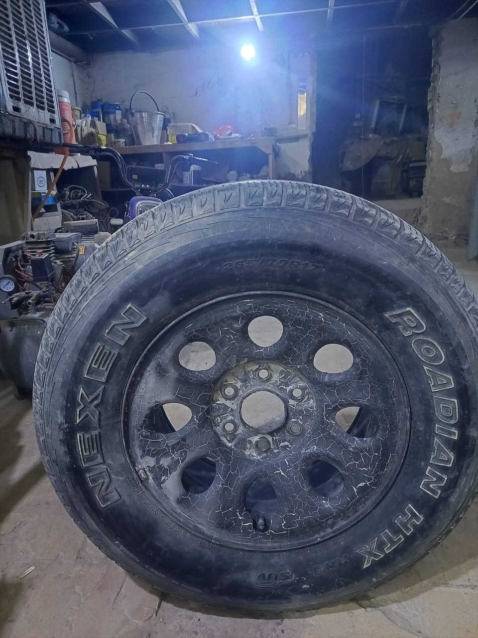 سلام عليكم غراض للبيع تخم تاير ويه اسبير نضيفات مال يوكن 14.. 200 الف.. بك لايت اصلي ليمنه بي كسر صغير ومصلح 25 الف ليده باب الخلفي اليمنه  10 الف  اتصل وتدلل ***********
