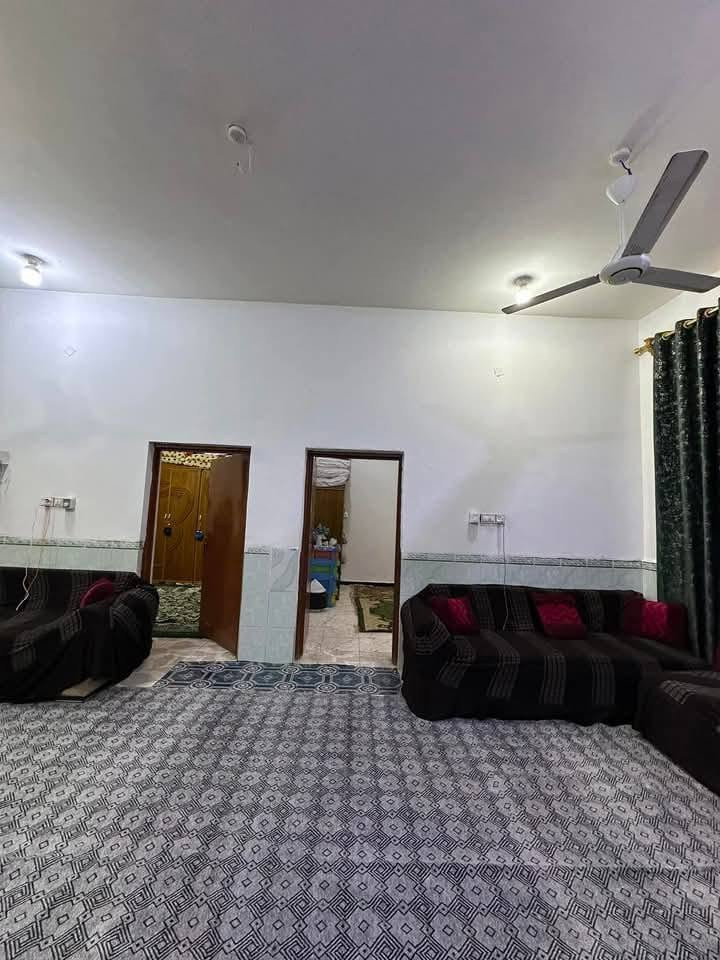 دار للبيع بل سماوه بدائية حي العزل على شارع ركن مساحة البيت ٣٠٠ متر مع محللات عدد ٢ غرف عدد ٣ هولين أو حمامات داخل بيت أو خارج البيت مع براني استفسار أكثر هذا رقمي ***********
