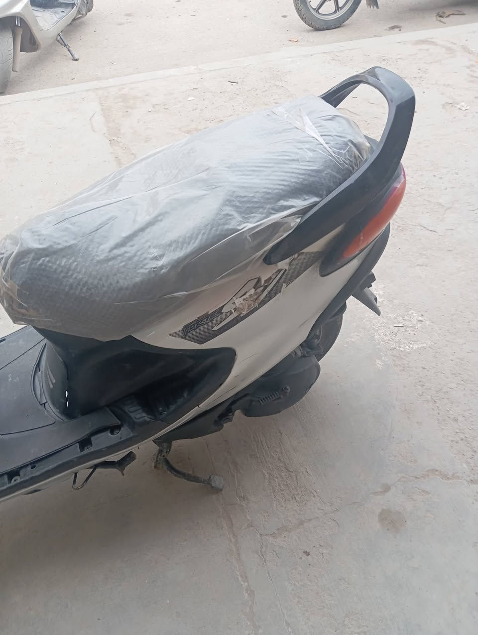 السلام عليكم 
دراجه للبيع 
نوع دولفين 
مجفته تجفيت درجه اولى 
تايرات جدد سلف جديد
باتري جديد كتف جديد 
دبلات جدد كهربائيات شغله
لايت عالي ناصي دبل اشاره
دبل هورن جديد كجيات شغله 
دراجه خير من الله مناقصه شي
العنوان بابل الحمزه الغربي 
ل ستفسار الاتصال عله الرقم التالي 
***********
