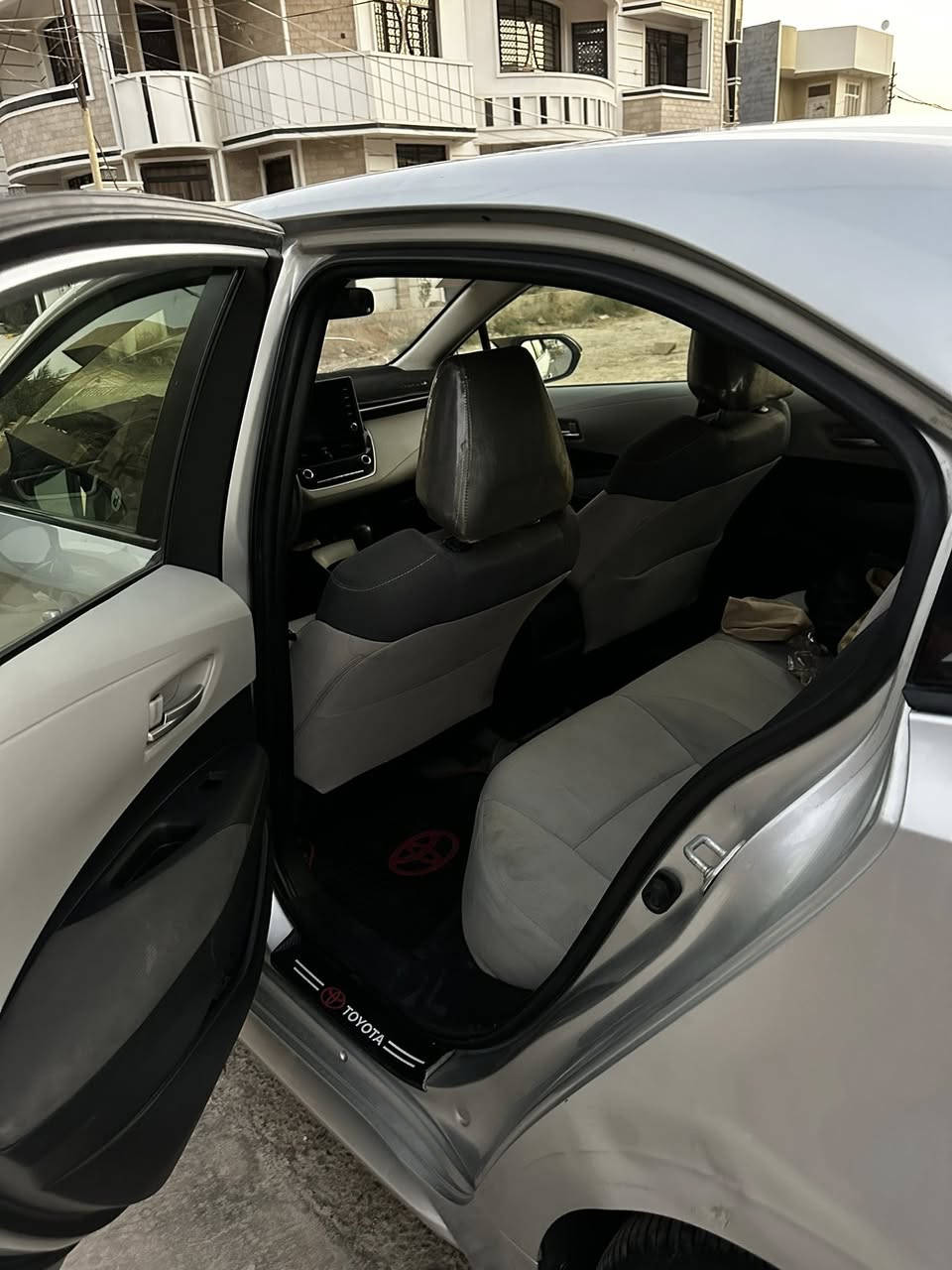 السلام عليكم
كورلا 2020 فئة LE
وارد امريكي بيهة جاملغ امامي وجاملغ خلفي 
مكينة 1800
مواصفات السيارة 

نظام ايكو /سايد بريك كهربائي /اوتو هولد /مثبت سرعة 
مانع انزلاق /مثبت مسار / مانع تصادم 
شاشة تدعم كار بلي /جام اوتو  ... الخ
السعر ١٢٥ للاستفسار الاتصال بالرقم 
***********
