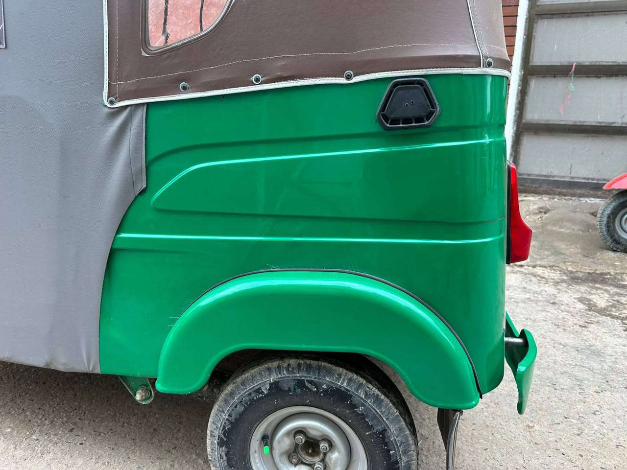 سلام عليكم تكتك 21مرقمه معمر حوض لغوده وبيه شبر بلصفحه ومكينتهه بيه كلجات لان مجتفه المكينه مجفته شركه بس ما مفشوكه رايده 8250وبيه مجال قليل الشراي يخابر ويدلل مكاني سيطره الشعب القديمه السريدات
***********
