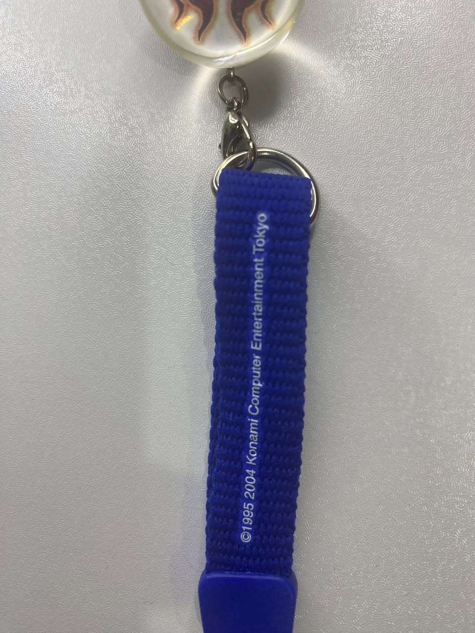 ميدالية يوغي يو أصلية – إصدار ياباني رسمي (1995–2004)
ميدالية (Keychain) يابانية أصلية تحمل شعار سلسلة 遊☆戯☆王 (Yu-Gi-Oh!) الشهير، مع شعار ناري مميز داخل كرة بلاستيكية شفافة صلبة.

الميدالية صادرة عن شركة
Konami Computer Entertainment Tokyo
ومذكور عليها الفترة: 1995–2004، وهي الفترة الذهبية الأولى لسلسلة يوغي يو من حيث المانغا وألعاب البلايستيشن


**إذا كنت صاحب هذا الإعلان وتريد حذفه لأي سبب، رجاءا أرسل رسالة إلى الدعم الفني**