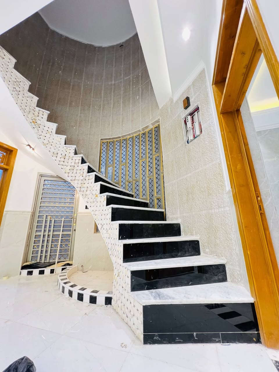 السلام عليكم ميثم لسيراميك عمل درجه اولى لكافت انواع السيراميك بأسعار مناسبه  متفرغ حالياً للتواصل رقم الهاتف ***********
