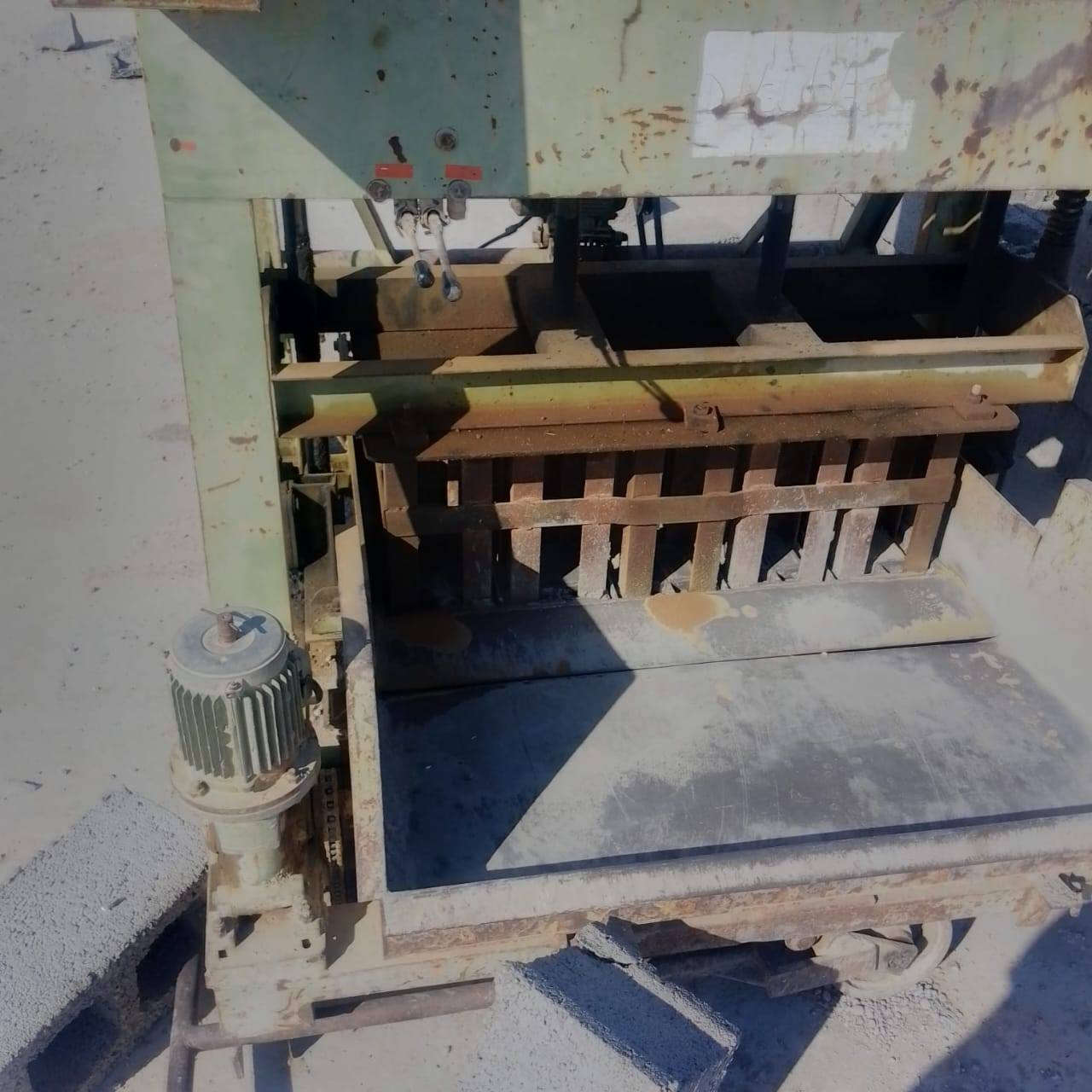 سلام عليكم يوجد مكبس بلوك كهربائي لبيع شغال عل فحص كامل وياخباطه ومولد ٥٥ كيفي كمنز استفسار عل رقم ***********
