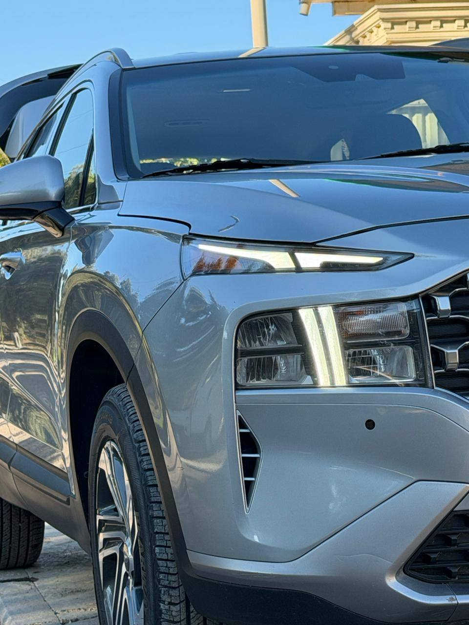 سنتافي امريكي  2023 رقم بغداد
سيارة ماشية 47 الف كيلو
سيارره حادثها بنيد وجاملغ بدون دواخل بدون شاصي
مواصفات هايترك معروفه مواصفاتها فور ويل
✅1- اللون سلفر
 حجم المحرك ٢٥٠٠ تنفس طبيعي
المواصفات
1- مفتاح ذكي بصمة + التشغيل عن بعد .
2- نظام اوتو بارك /  والتوقف الذاتي بدون سائق
3- كير بنظام الازرار  المنفصلة الاصدار الجديد ( بيانو)
4- كير ماوس ثانوي لأوضاع القيادة / Drive Mode 
‏Comfort - Smart - Sport 
5- هاند بريك بصمة  Auto Hold  أوتو هول نظام مانع الانزلاق  نظام نزول المنحدرات نظام اطفاء المحرك (A) ذاتيا في الازدحامات لتوفير  الداشبورد الكتروني بانماط متغيرة حسب وضعية القيادة  شاحن هاتف wireless+  المرايا الجانبية نقطة عمياء  + اشارات  
مرايا جانبية بخاصية الترحيب والفتح عند الاقتراب والاضاءة في 
6- رادار 360 درجه 
7- كشنات تدفئة 
#السعر 197 
سيارة اي نقص مابيها  جاهزة من كلشي 
تحويل مباشر 
وبعد بيهاا هواي مواصفات
الاتصال  والاستفسار
***********
***********
مكان سيارة بسامرة

ملاحظه #السيارة شادلها دعامية الاصلية مو تجاري 
راديتر المحرك وراديتر التبريد مالتها البلادي بدون ضرر 
لايت مال كصه بلادي كلها غراض اصلية  فقط جاملغ وبنيد مبدل ومصبوغات بدون دواخل 
صور السونار + صور الضرر مرفقة بالمنشور
