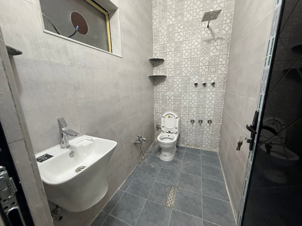 يالله مشتمل حديث للبيع
السلام عليكم 

 بيت للبيع مساحه 84وجه 4 نزال 21 
3غرف نوم خدمات 2مطبخ حار بارد 
بيتونه كبيرة سطحين مكان غساله ابواب قاصه شبابيك المنيوم ارضيه مرمر ديكورات نضام بروفايل ودبل جام بيت فول كامل حتى خط مولد بي مدخلين اضلاع مستقله مكانه الشعب ضباط الكويتي 

مكتب ارض الخيرات
***********
***********
