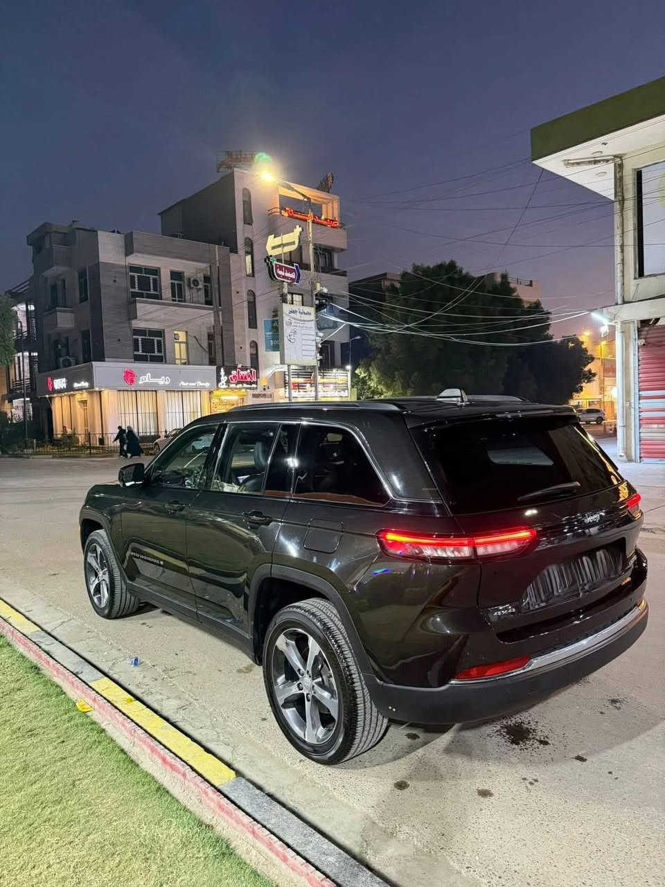 السلام عليكم 

Jeep Grand Cherokee Limted  2023
 السياره جديده جدا    حادثها جاملغ وبدلته نفس لون  فقط
ماشيه 39 الف  
.
 المواصفات الأساسية:
 • الموديل: Jeep Grand Cherokee
 • الفئة: Limted  
 • السنة: 2023
 • المحرك: V6 سعة 3.6 لتر 
خزن ميموري 
*رقم بغداد باسمي
 *5 راكب المرغوب
*شفتات سرعه
 *جنطه كهرباء
*اربع انظمة قيادة
*رادارات مانع تصادم 
*اوتو ستوب خروج عن المسار 
*تشغيل عن بعد 
*تدفئه  مقاعد امامي خلفي مع المقود   
*شاشه الكبيره  
* رادارات جانبيه خلفيه 
* تحذير الخروج عن المسار 
* تحذير النقطة عمياء  .
* نظام تحذير عند التقاطعات.  
* المصابيح الأمامية LED.
* كشافات الضباب LED. 
* دخول ذكي. 
* بصمة  للدخول الذكي. 
* حساسات خلفية.
السيارة من انظف الجيبات الموجوده بلعراق
حادثها جاملغ فقط بدلته نفس لون 
بدون دواخل بدون قطرة صبغ 
مكفوله من دعاميه للدعامية
لونها مميز    
وعليها رقم شبه مميز
السعر 360 ورقه وبيها مجال بسيط للشراي 
الاتصال على الرقم 
***********
***********
مكاني بغداد زيونة
