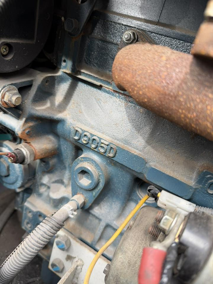 للبيع مولد ياباني محرك كابوتا 15 كيفي نظيفة كلش وبعدها. ما مستخدمه بالعراق 
المولد كامله ما بيها. اي نقص ،باتري جديد وعلى الفحص المولد
المكان بغداد 
السعر 21 ورقة 
الرقم للتواصل *********** 
⸻

🔹 النوع والشركة
 • الشركة: Denyo Co., Ltd
 • الموديل: DHS-SXK
 • التصنيف: Brushless AC Generator (مولد بدون فحمات – براشلس)
 • الهيكل: كاتم صوت (Silent Type)

⸻

🔹 تفاصيل التوليد (الجانب الكهربائي)
 • الطور: فاز واحد (Single Phase – 2 Wires)
 • القدرة الاسمية: 15 kVA
 • الجهد: 220 فولت
 • التيار: 48 أمبير
 • التردد: 60 هرتز
 • عدد الأقطاب: 4 Poles
 • معامل القدرة: 1.0
 • نظام التشغيل: Continuous (تشغيل مستمر)

📌 يعني يشغل حمل تقريباً لحدود 13–15 كيلوواط فعلي إذا الحمل مستقر.

⸻

🔹 تفاصيل المحرك (الديزل)
 • موديل المحرك: D905-K2B
 • نوع الوقود: ديزل
 • عدد السلندرات: 3 سلندر (واضح من موديل D905)
 • السعة: 0.898 لتر
 • القدرة: 12 كيلوواط
 • السرعة: 1800 دورة/دقيقة
 • تبريد: مائي (Radiator مبين بالصورة)

محرك D905 معروف أنه من عائلة Kubota D905 ثلاث سلندر، اقتصادي وصرفيته قليلة ومناسب تشغيل طويل.

⸻

🔹 مميزات هذا النوع

✔️ هدوء عالي (Silent)
✔️ صرفية ديزل قليلة
✔️ مناسب للبيت أو محل متوسط
✔️ قطع غيار المحرك متوفرة غالباً
✔️ بدون فحمات (صيانة أقل)
