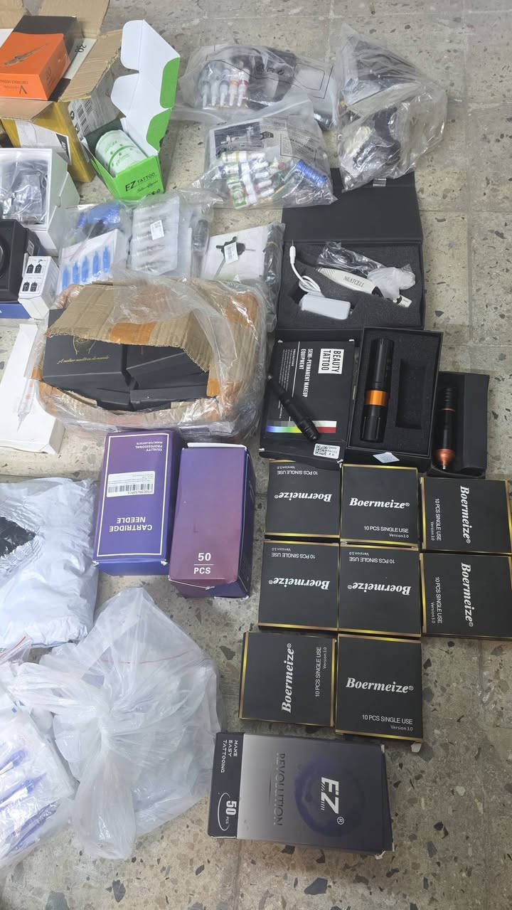 سلام عليكم 
غراض وشم واجهزة مثل مواضح كدامكم شلعة كاملة اكثر من 70 قطعه  يم اعلة سعر ابيع عنواني بغداد يوجد توصيل ***********
