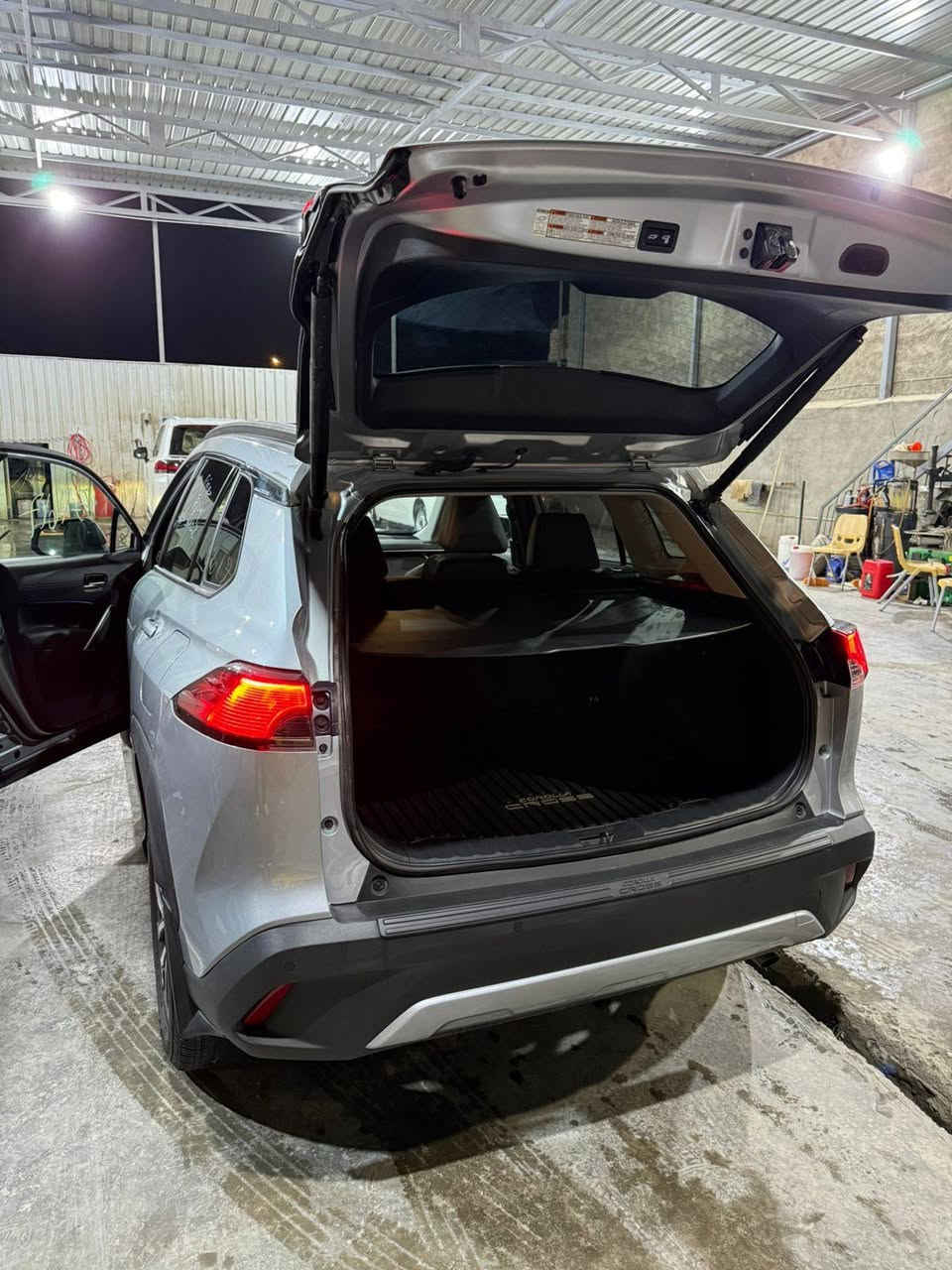 السلام عليكم
كورلا كروس موديل 2024 
فئه XLE فول مواصفات 
بدون رقم 
حادثها باب و جاملغ مبدل نفس اللون و باب خلفي بي تصليح بارد فقط 
السعر 200$ 
***********
