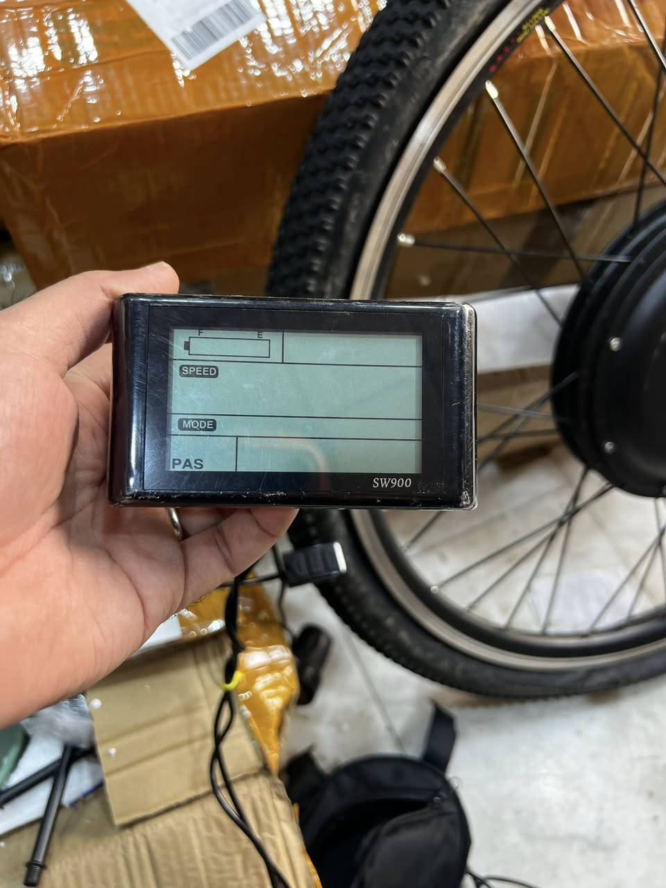 السلام عليكم شباب
متوفر 

وحدة التحكم (Controller):
• الجهد (Voltage): يعمل بنظام 48 فولت (DC48V)، وهذا يعطي تسارعاً وقوة أفضل من الأنظمة العادية (36 فولت).
• التيار (Current): يصل إلى 35 أمبير (35A).
• القوة المحسوبة: بناءً على الجهد والتيار (48V \times 35A)، فإن القدرة القصوى التي يمكن أن تخرج من وحدة التحكم هي 1680 واط. هذا يعني أن المحرك غالباً ما يكون بقوة 1000 واط إلى 1500 واط (وهي قوة كبيرة جداً لدراجة هوائية).
• الموديل: SVP-AJL001.
2. الشاشة (Display):
• الموديل: SW900 الشهيرة، وهي شاشة LCD تدعم برمجة السرعة، وعرض المسافة، ومستوى البطارية، والتحكم في مستويات المساعدة الخمسة. كما يظهر ملصق صغير يؤكد أنها مبرمجة لتعمل مع نظام 48 فولت.
3. المحرك (Motor):
• النوع: محرك دفع مباشر (Direct Drive) ضخم، يتميز بالهدوء وطول العمر الافتراضي لعدم وجود تروس داخلية تتآكل.
• التوافق: يظهر وجود مكان لتركيب "قرص الفرامل" (Disc Brake) ومكان لتركيب المسننات (Freewheel).
المواصفات المتوقعة للأداء:
• السرعة القصوى: قد تتجاوز 50 - 55 كم/ساعة (اعتماداً على حجم العجلة ووزن الدراج).
• عزم الدوران: قوي جداً، يساعد في صعود المرتفعات بسهولة.


**إذا كنت صاحب هذا الإعلان وتريد حذفه لأي سبب، رجاءا أرسل رسالة إلى الدعم الفني**