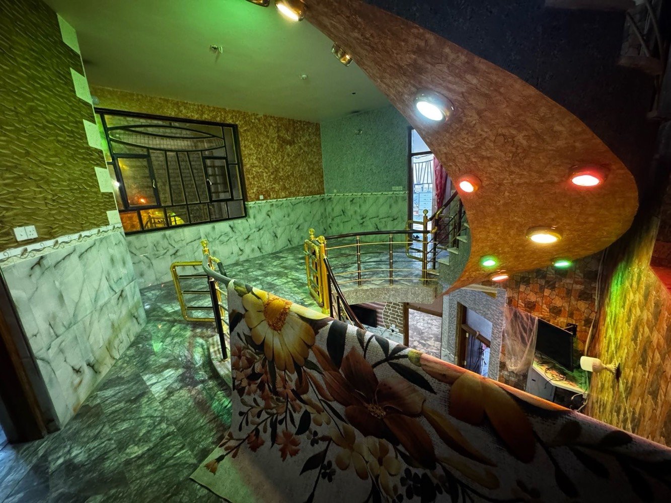 بيت مساحته 200. | 10*20

وجه البيت كله حجر  وبناء البيت 2020 

الطابق الارضي : حديقه خارجيه كراج ياخذ سيارتين.   استقبال وصاله ومطبخ وغرفة نوم. وحمام ومنور عدد 2 وحمام خارجي 

الطابق الاول : 3 غرفه وحده منهن ماستر جبيره وصاله وحمام ومخزن صغير 

الطابق الثاني : غرفه نوم وحده وسطحين

الوقع : الشعب خلف سوك شلال وبصف سوك الصبح صاير افرع عريض عرضه 25 متر.  