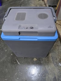 مجمدة صغيرة • تسع ٤ سيتات • تشتغل كهرباء وسيارة