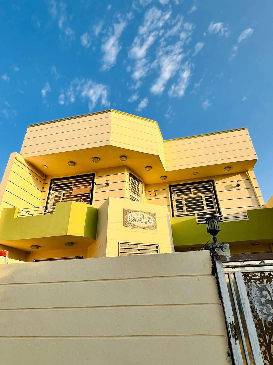 السلام عليكم ورحمة الله وبركاته
بيت للبيع سند ٢٥ طابو زراعي طابقين مساحة ٢٠٠ متر مربع يحتوي الطابق الأول على ٢ غرف نوم + مطبخ كبير +صالة كبيرة + هول كبير + درج + محجر دور + حمام داخلي +حمام خارجي + طارمة وكراح سيارة
الطابق الثاني يحتوي على ٢غرفة نوم كبيرة + هول كبير + سطح مطبك فرشي كامل + سطح ثاني مطبك فرشي كامل
البيت سيراميك + ديكورات جبسن بورد + كهرباء ثري فيز + خط مولدة
عرض الشارع ١٠ متر منطقة هدؤ والجيران ناس اخلاقهم وطيبتهم تسبق سمعتهم
ورديه خارج شارع البحمير
العنوان قرب النائب حبيب حلاوي /  ابو مصطفى للعقار  ***********  السعر خاص
