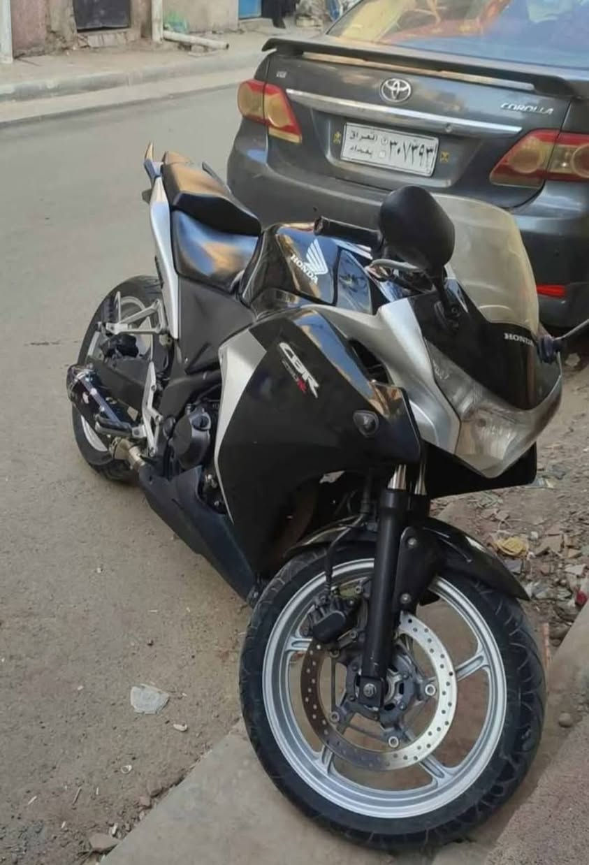 السلام عليكم 
Honda cbr 250R للبيع فقط
موديل ١٥
نظيفة كلش و ممتعبها 
ماشية ١٩٥٠٠ 
اوراق كمرك موجودة
كير محرك كهربائيات كلة تمام
بيها نقص مراية اليمنة
و اشاير خلفية 
للتواصل
***********
