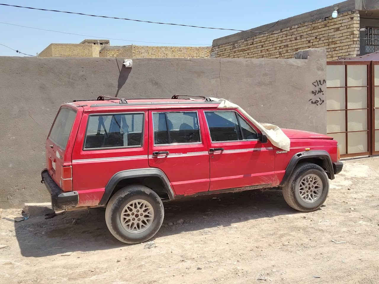 جيب شيروكي ٩٣ مكينه وكير ونجي سياره جاهزه العنوان واسط  *********** للاستفسار
