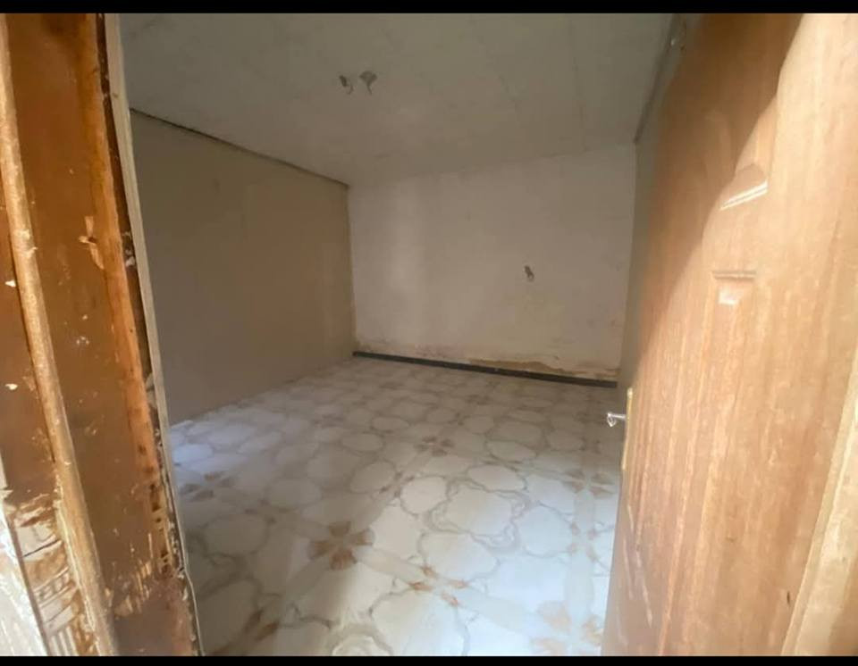 بيت الايجار 

المساحه//130م
غرفة نوم عدد//2 
هول
مطبخ 
استقبال
مجمع صحيات 
كراج
خدمات جاهزه//
ماء وكهرباء وخط مولده ومجاري انترنيت ضوئي ومدارس 
العنوان//
محيزم//4،،،،،،،شارع 80،،،،،مقابل مدرسه زهور بابل للبنات 
الاتصال//
***********
***********
مكتب عالم التطور للعقار 
بإدارة//أوس المرشدي للعقار حلة, بابل
