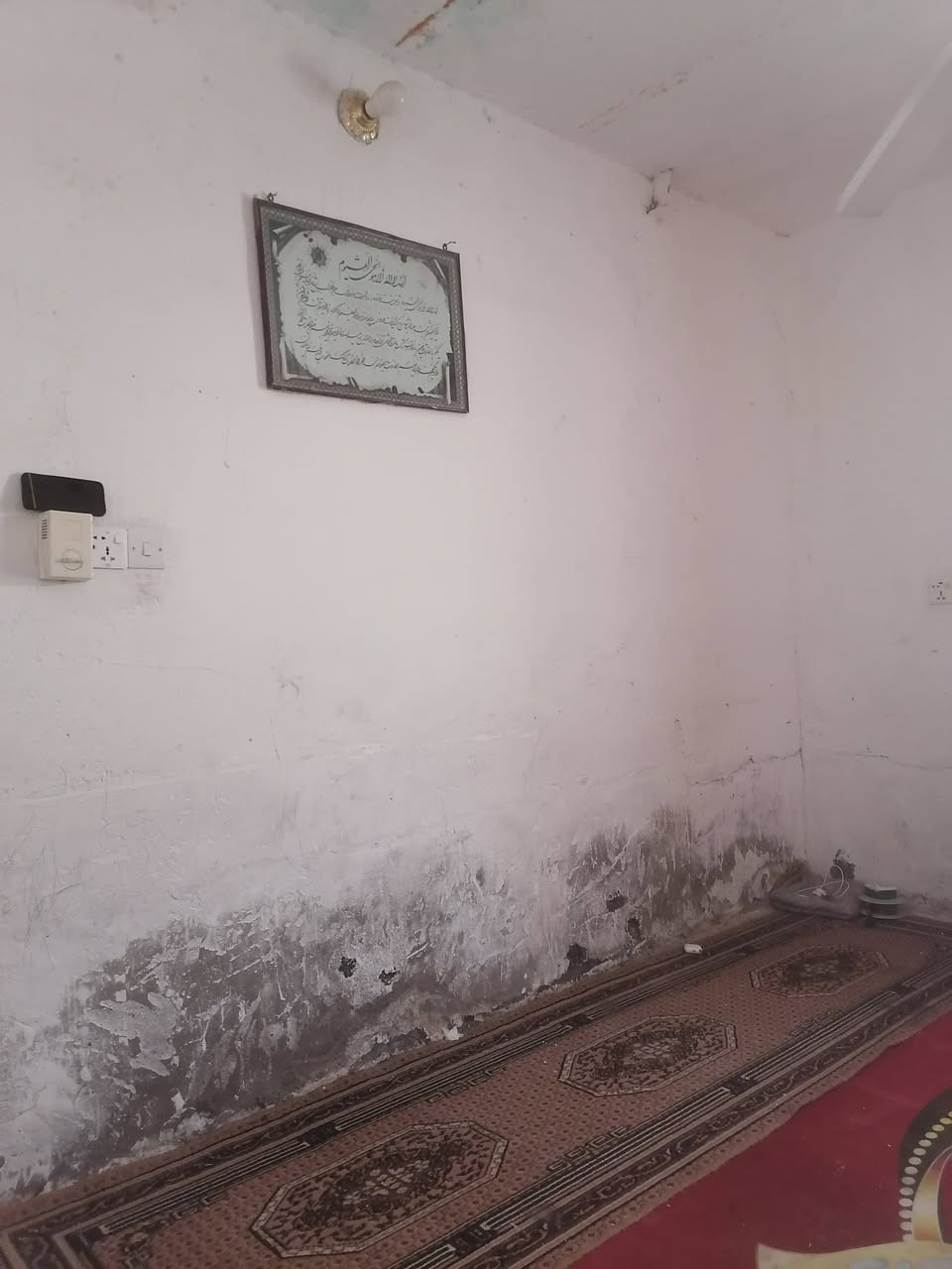 سلام عليكم بيت البيع مساحه ١٣٠ بسمي العنوان الديوانيه حي صدر ثالث شارع ٣٠ قرب مدرسه المسره هاذه رقمي ***********
