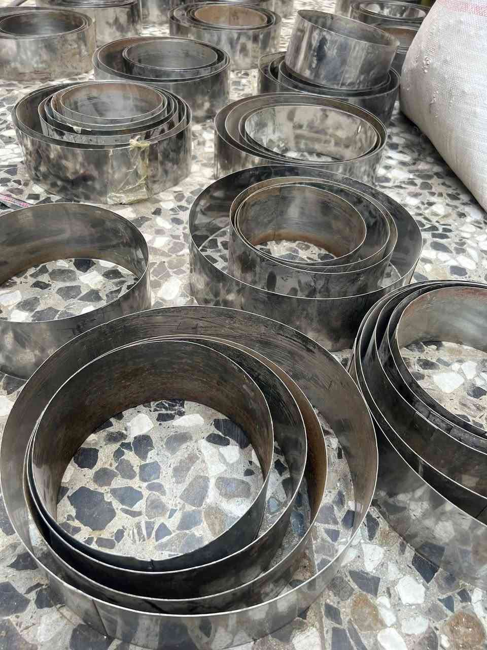 ميز خشب ٣ امتار العدد ٣ السعر الواحد  ٦٥  الف قفل وقوالب الواحد ع  قياس ٢٠و١٨  بغداد البلديات  ***********
